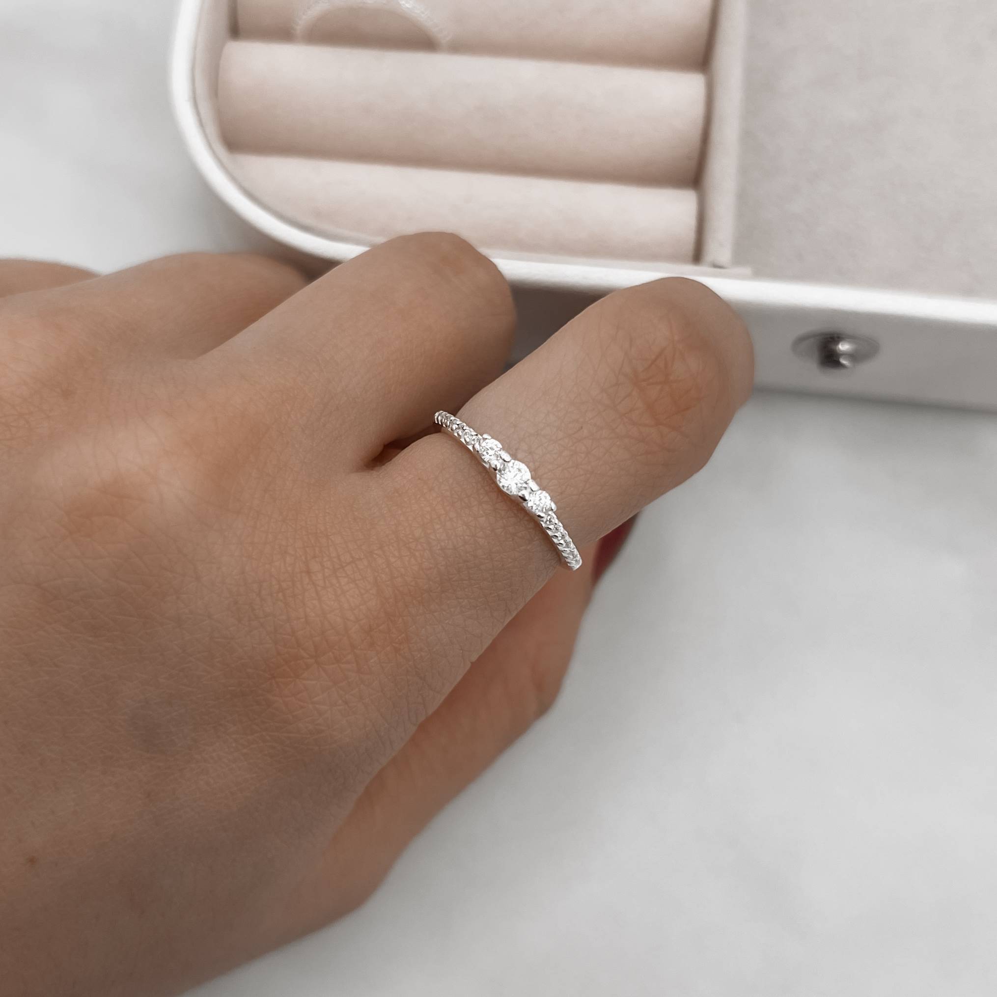 Imagem Secundária Anel meia aliança com 3 zircônias