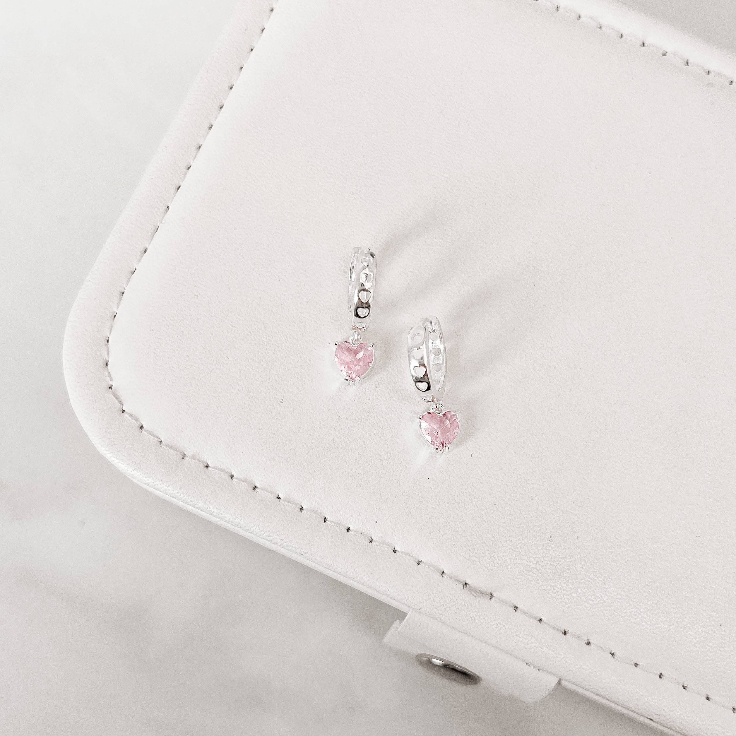 Imagem Argola click corações vazados 12mm pingente zircônia coração rosa