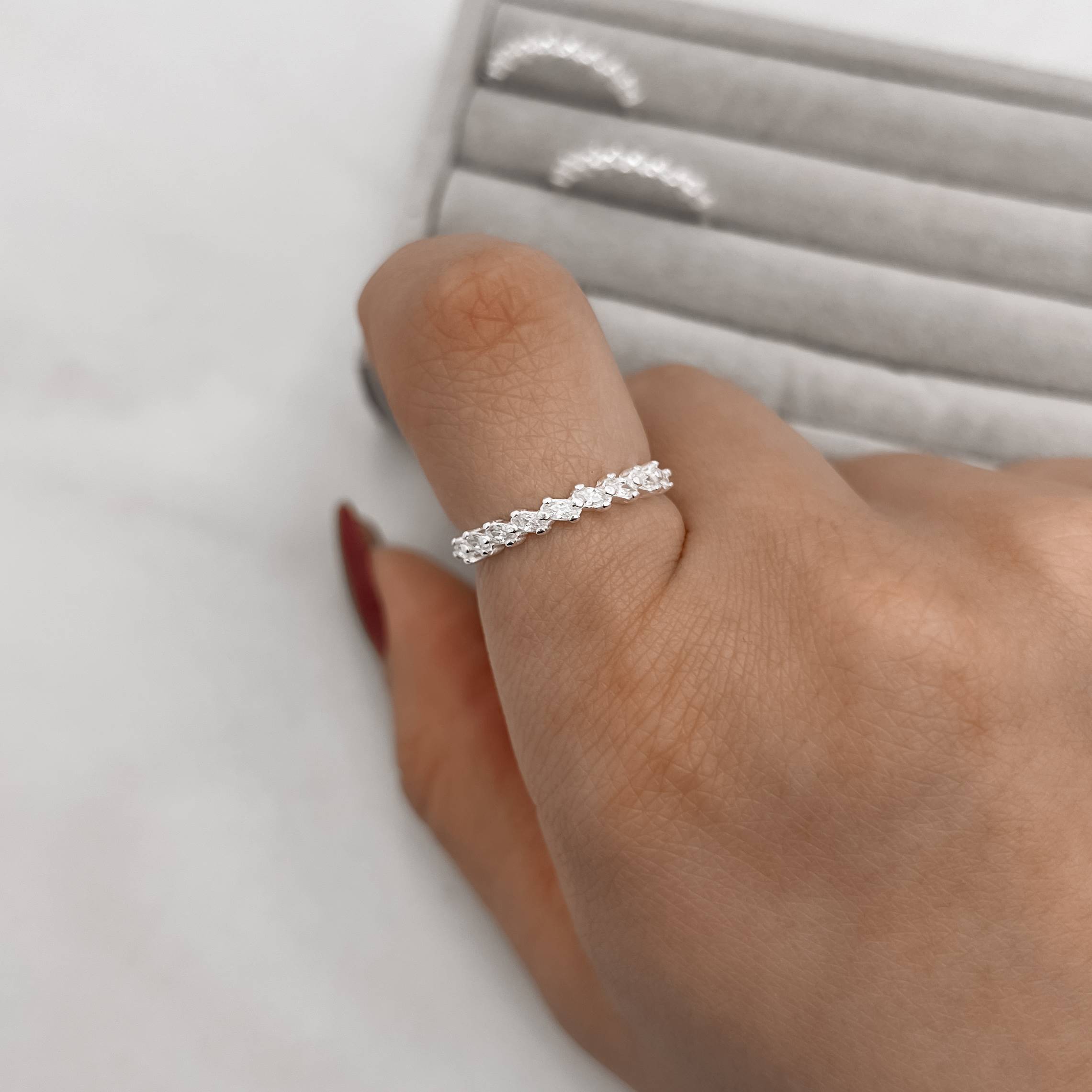 Imagem Anel meia aliança zircônias navete de lado