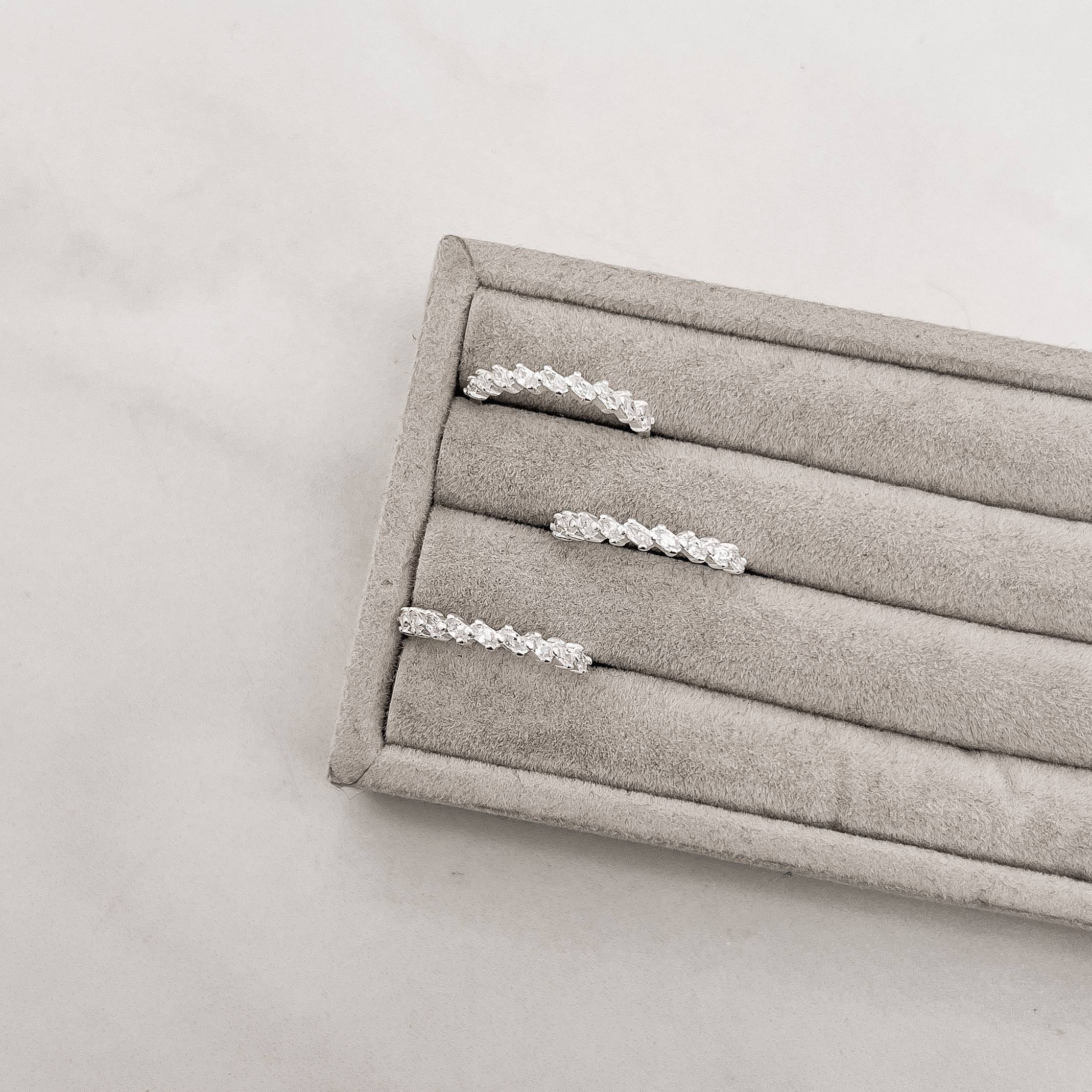 Imagem Secundária Anel meia aliança zircônias navete de lado