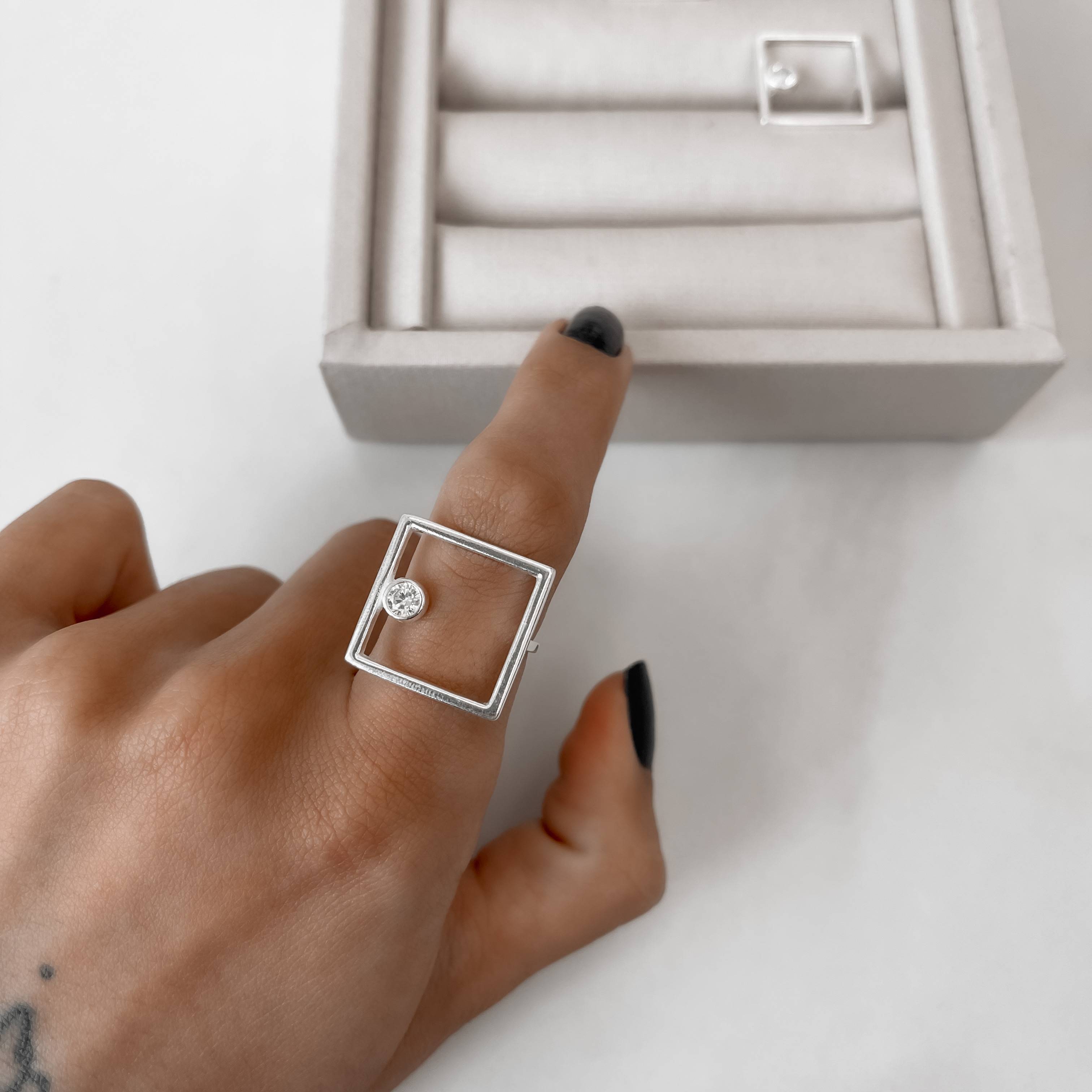 Imagem Secundária Anel quadrado vazado com zircônia