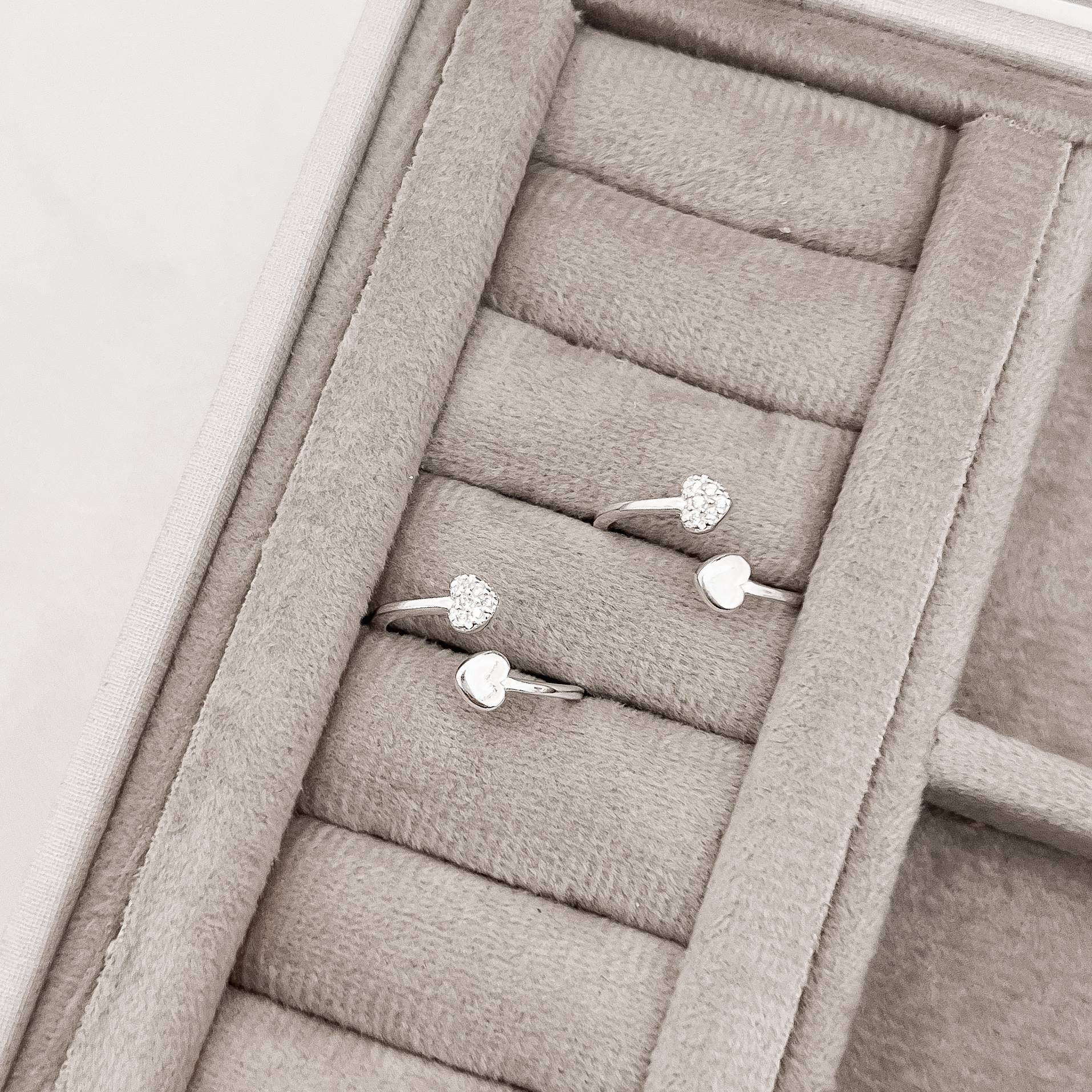 Imagem Anel fino corações liso e cravejado regulável P