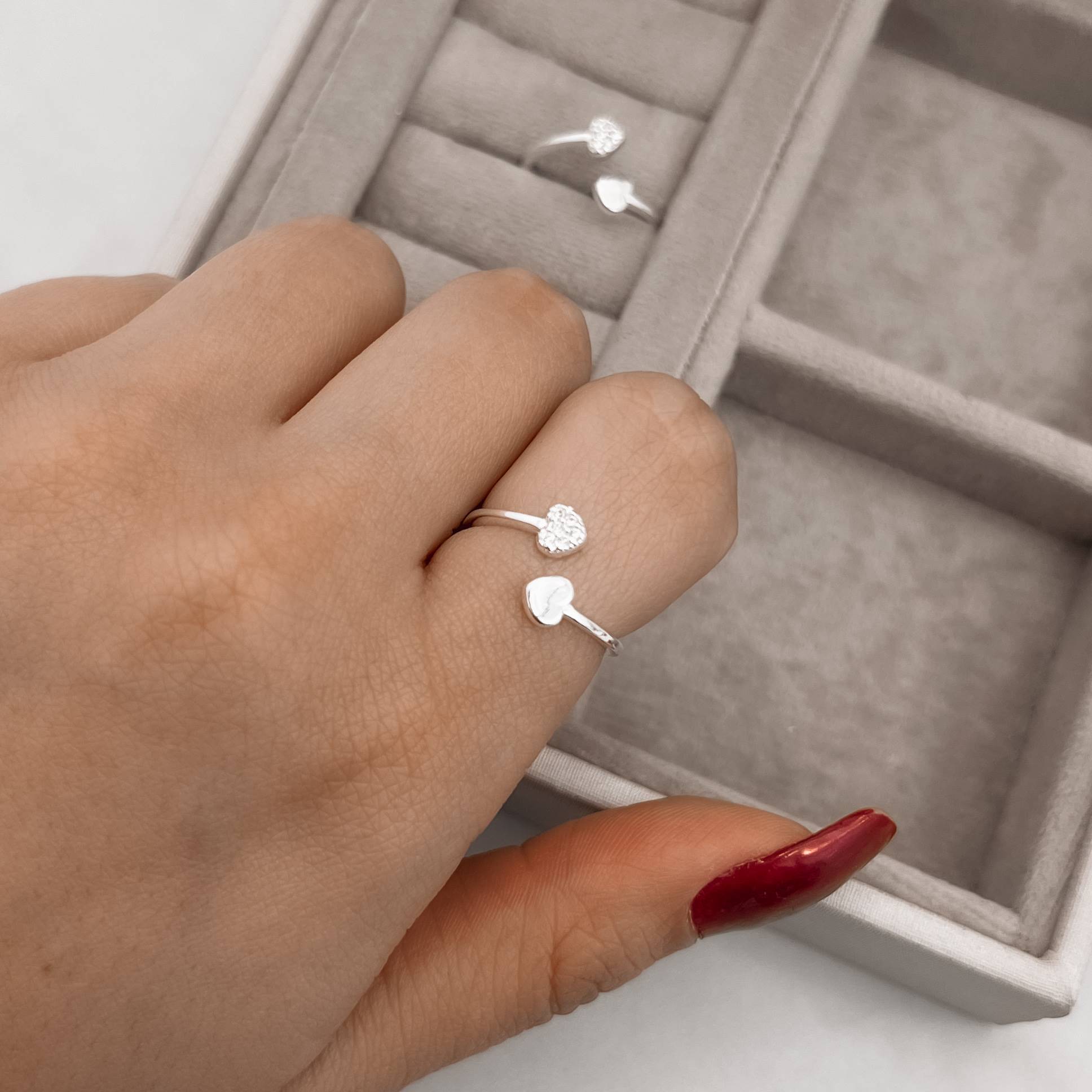 Imagem Secundária Anel fino corações liso e cravejado regulável P