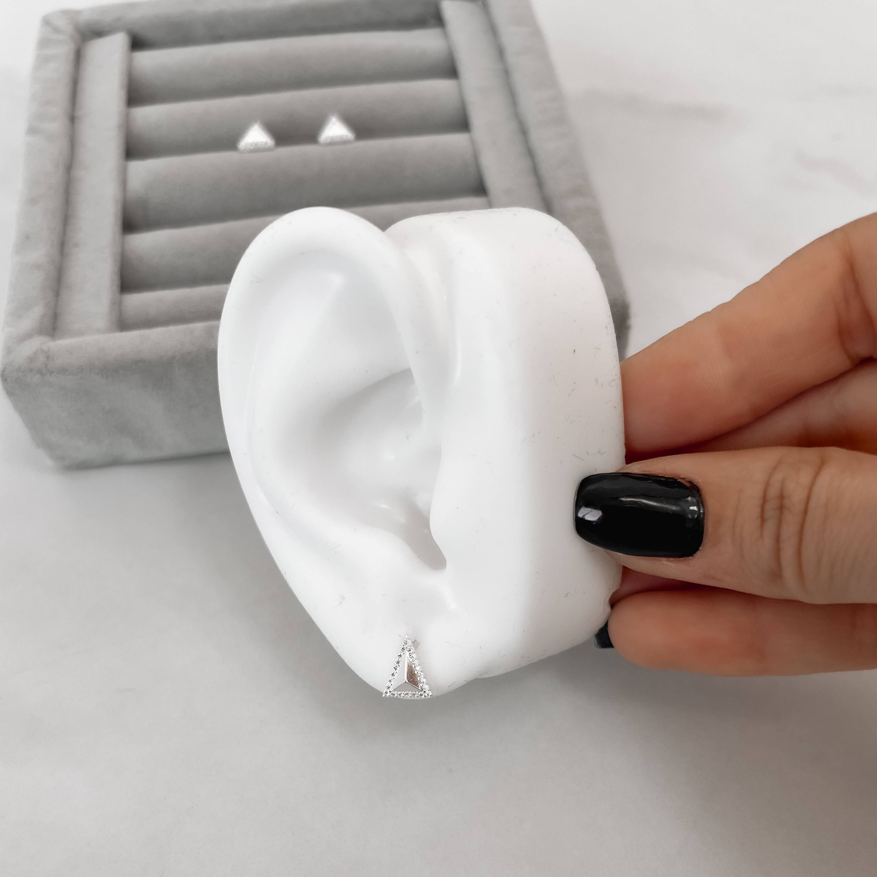 Imagem Brinco triângulo borda cravejada 9mm