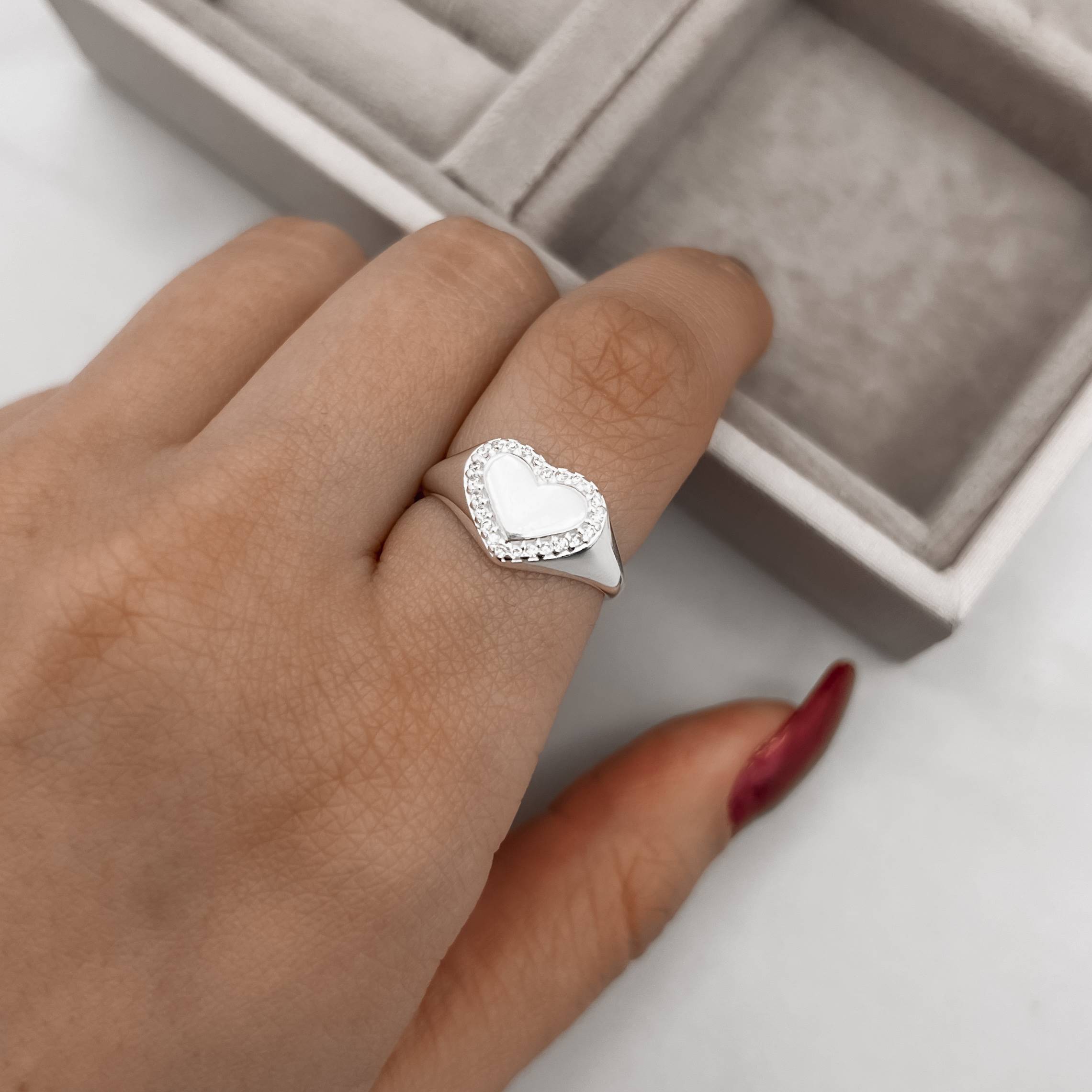 Imagem Anel largo coração borda cravejada