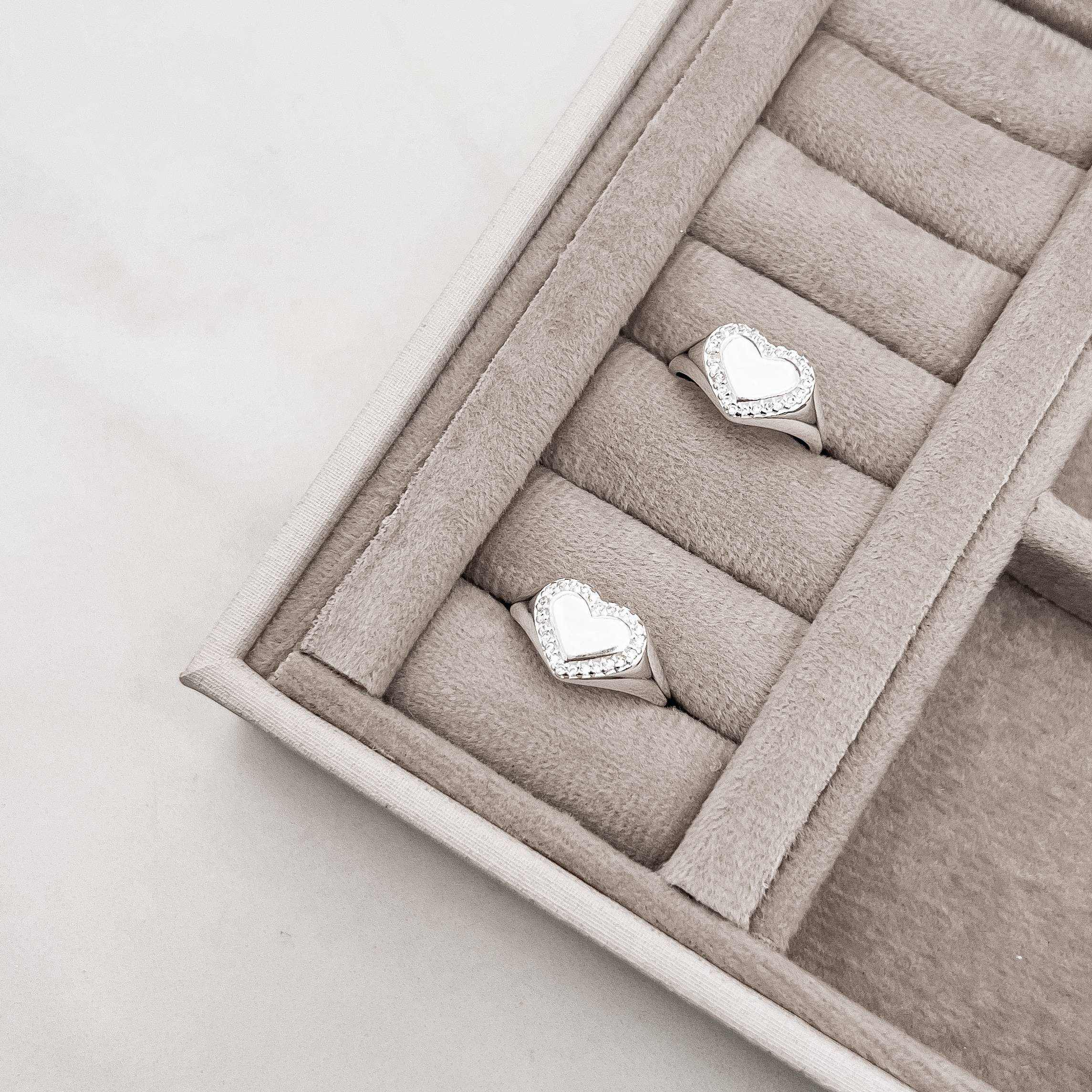 Imagem Secundária Anel largo coração borda cravejada