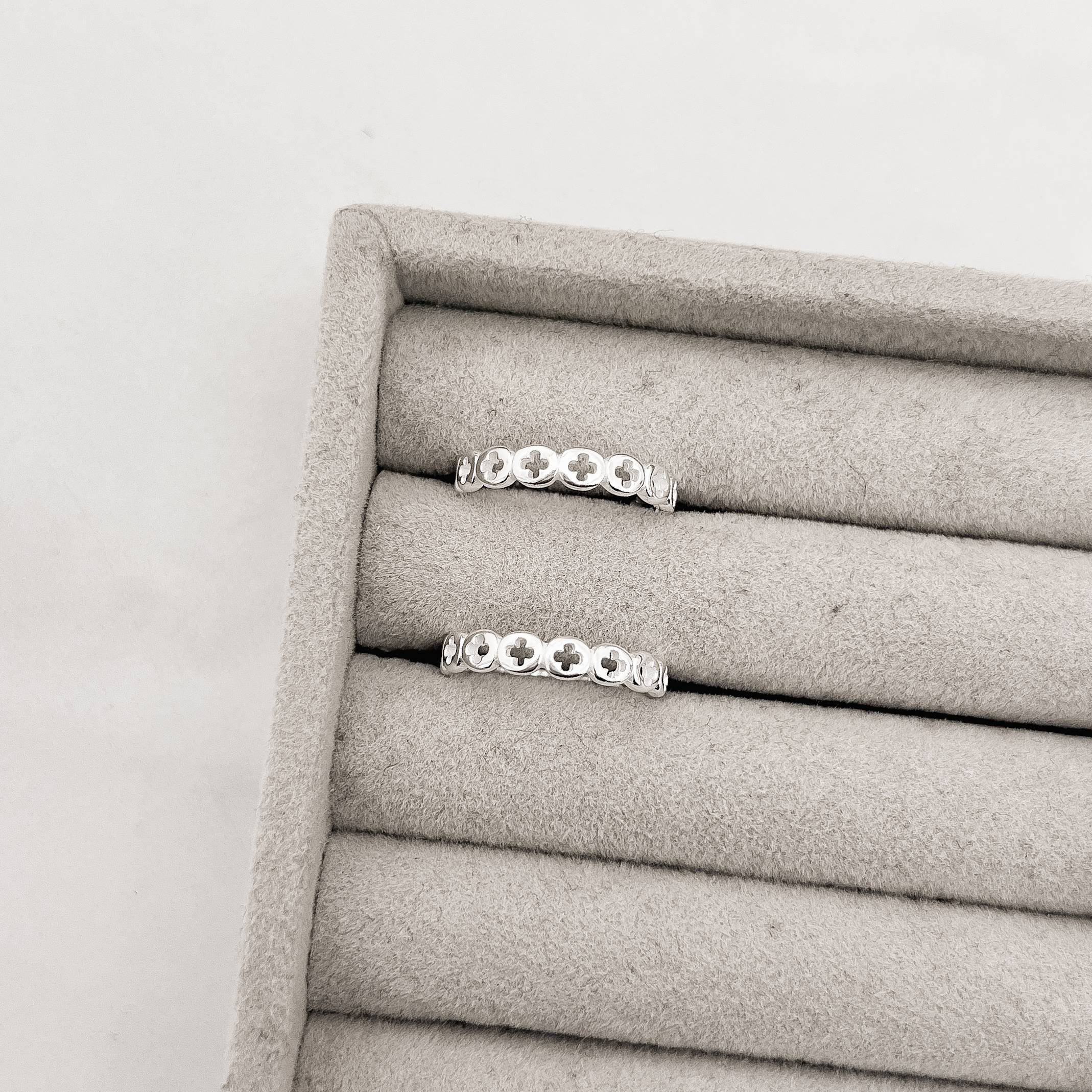 Imagem Anel mini medalhas trevos vazados