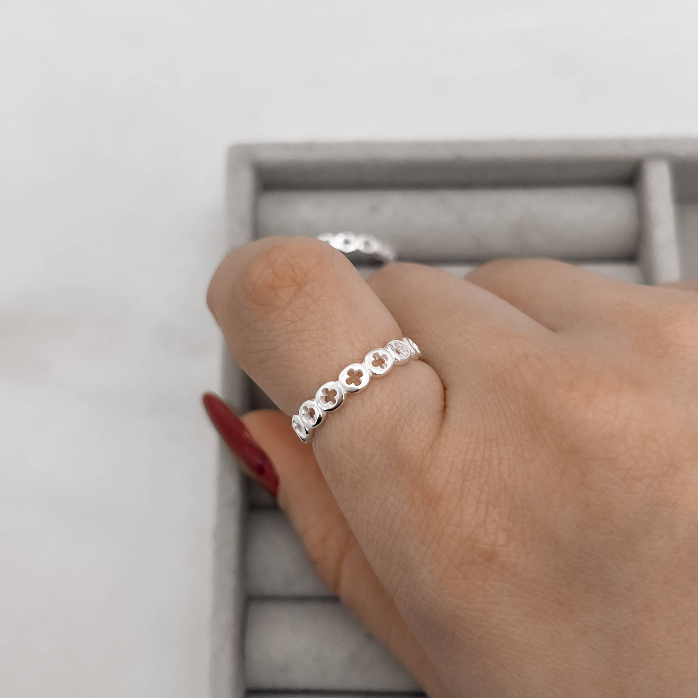 Imagem Secundária Anel mini medalhas trevos vazados