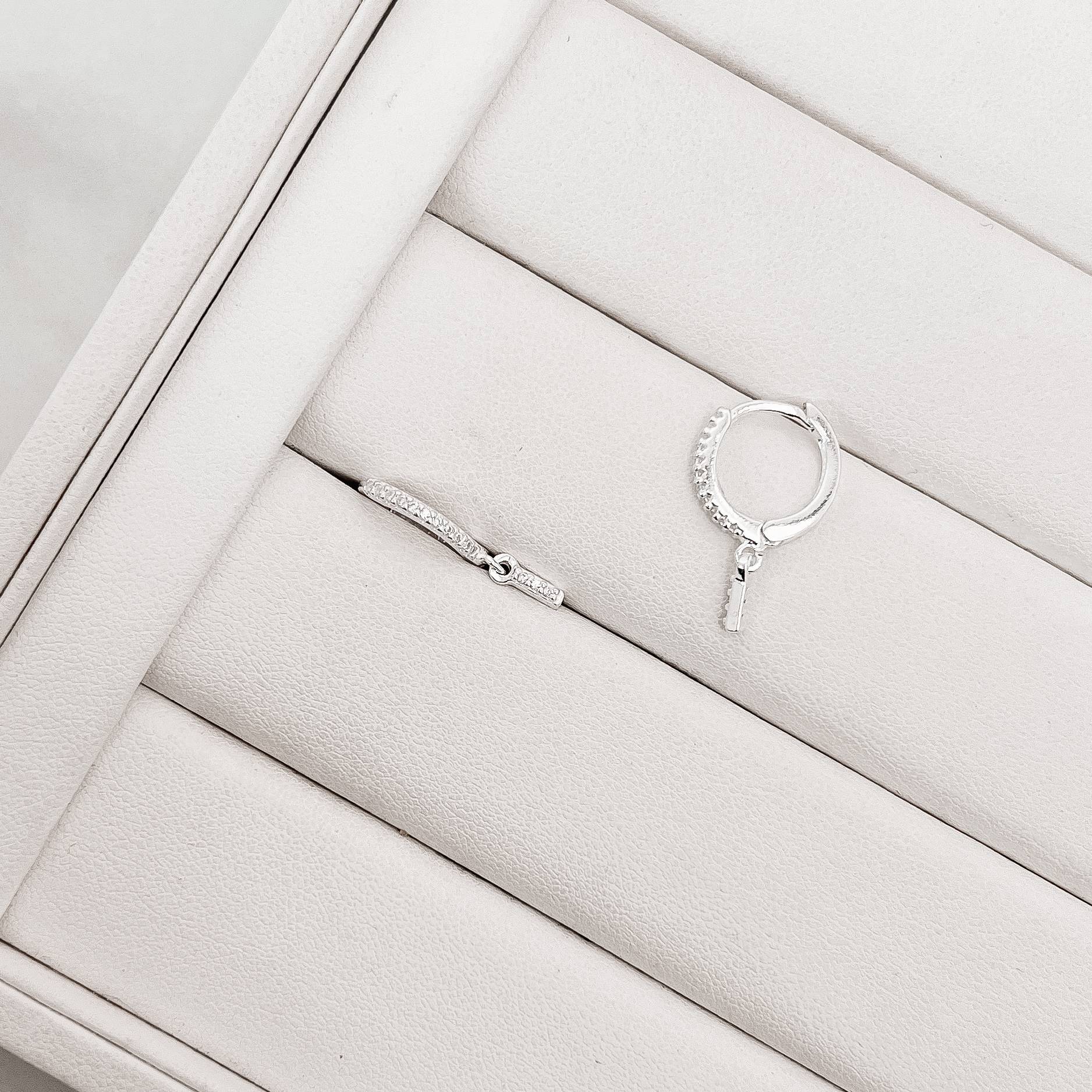 Imagem Secundária Argola click cravejada 14mm pingente letra I