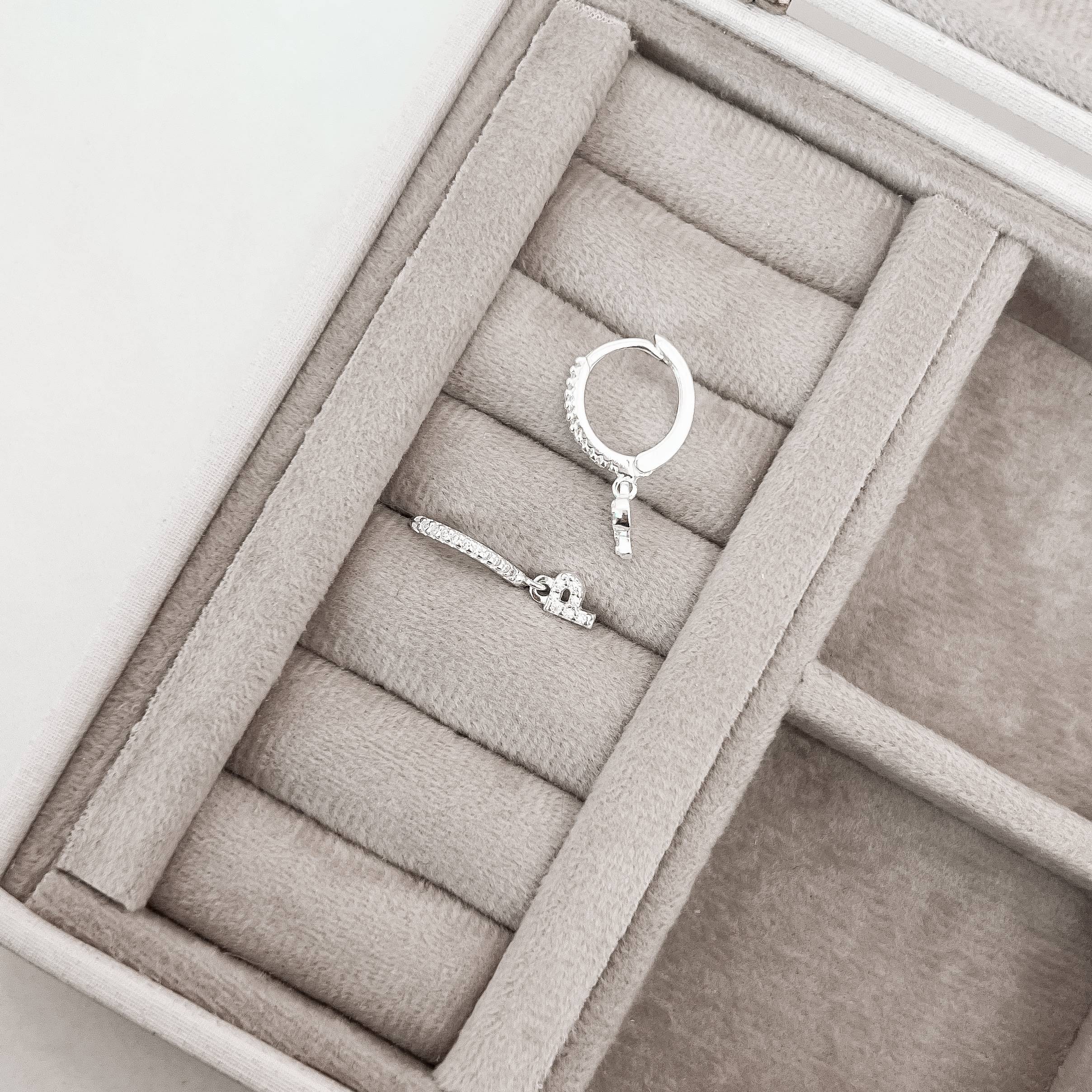 Argola click cravejada 14mm pingente letra P