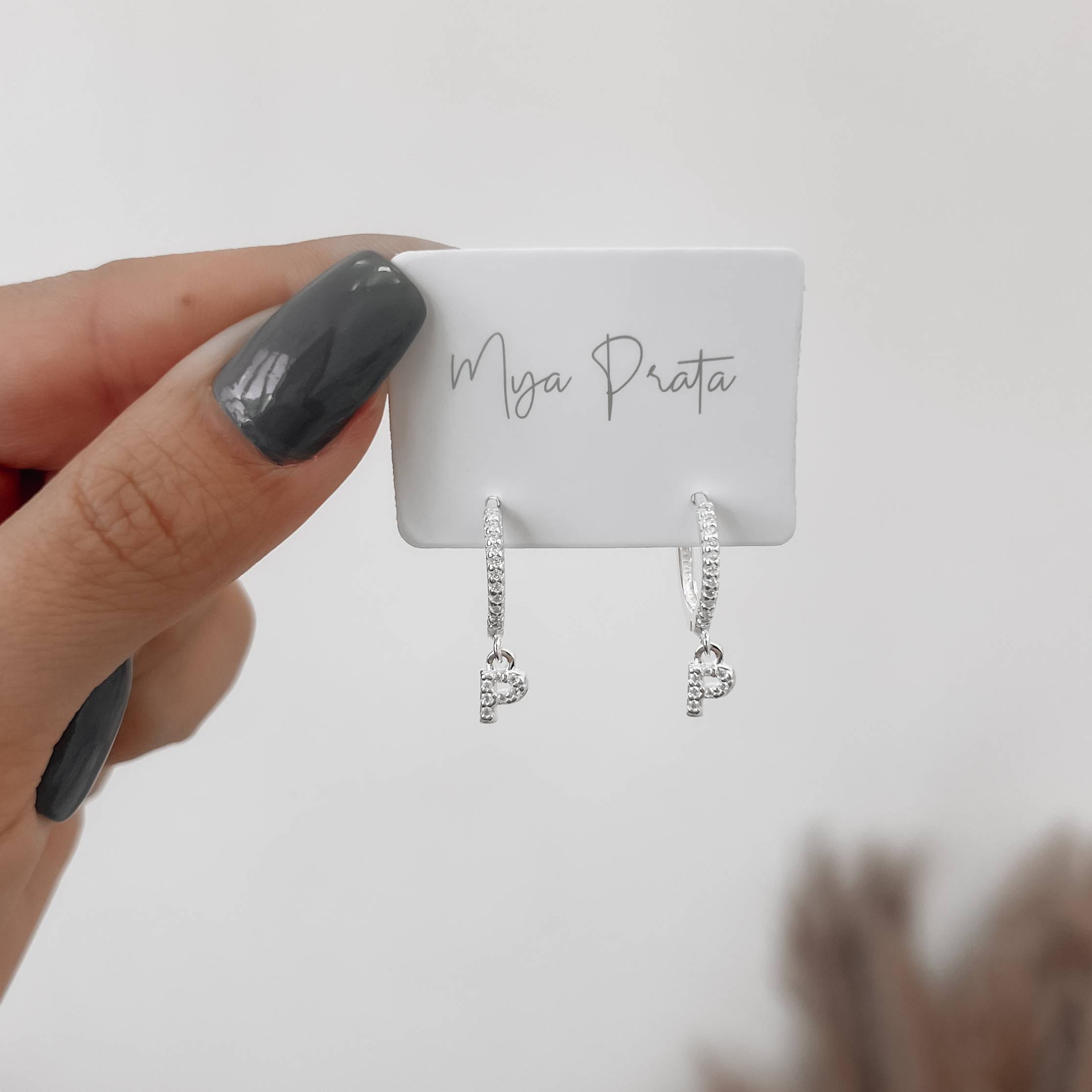 Imagem Secundária Argola click cravejada 14mm pingente letra P