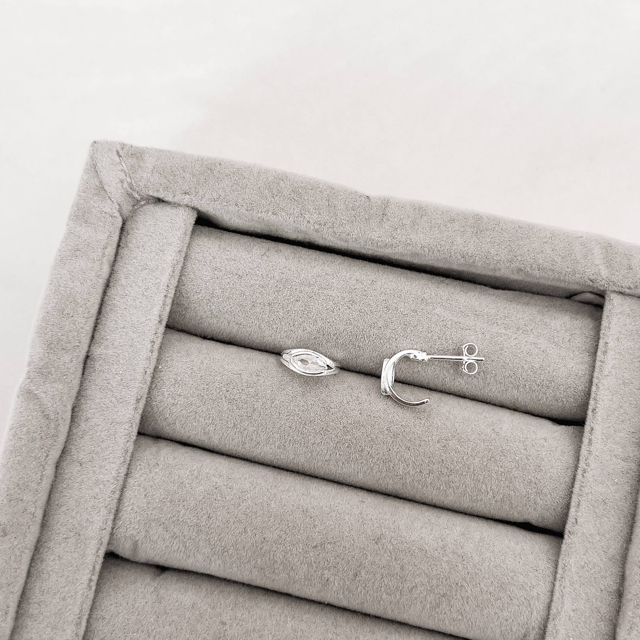 Imagem Argola detalhe zircônia navete 9mm tarraxa