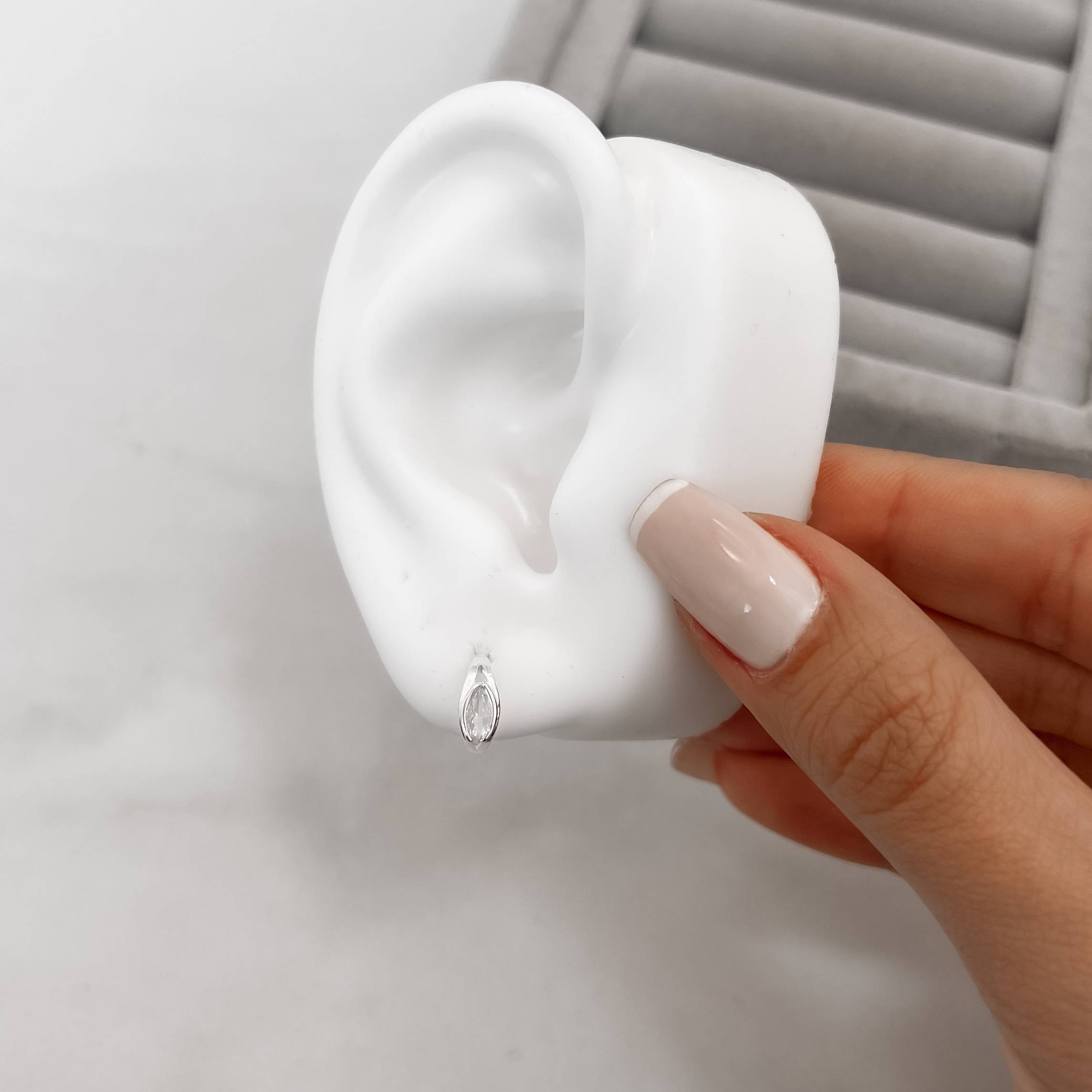 Argola detalhe zircônia navete 9mm tarraxa