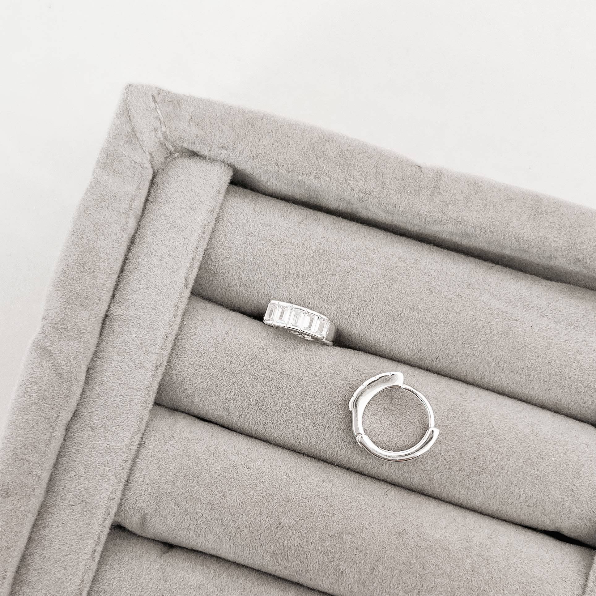 Imagem Secundária Argola click 12mm zircônias retangulares