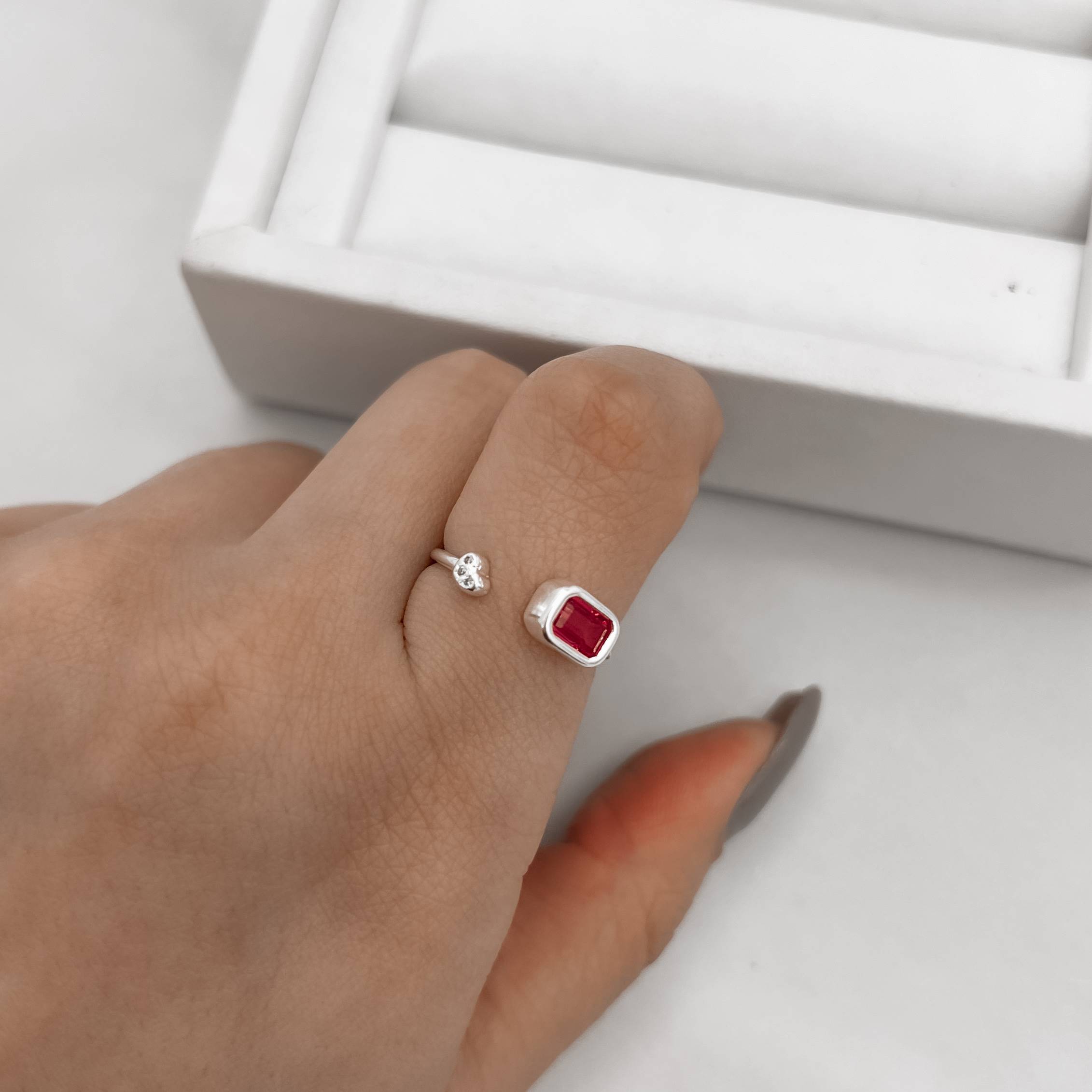 Imagem Anel zircônia retangular cereja e coração cravejado regulável P