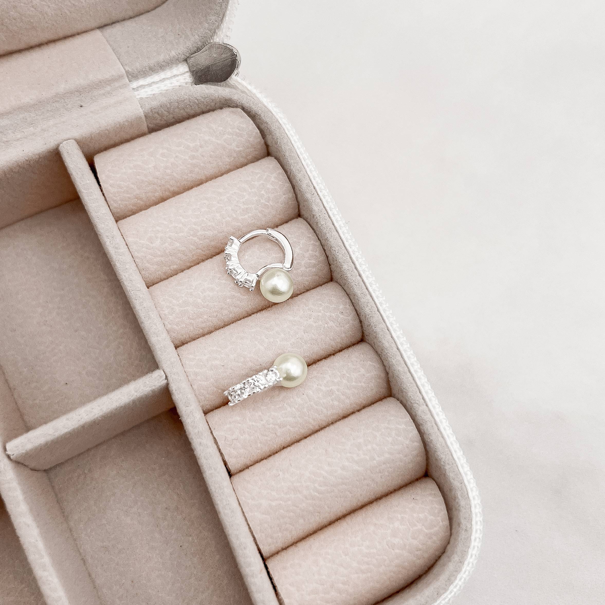 Imagem Secundária Argola click cravejada 9mm detalhe pérola