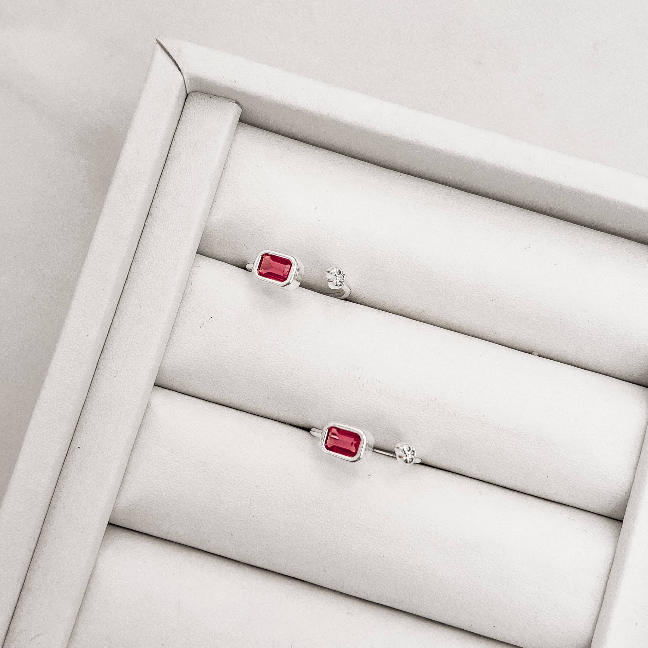 Imagem Secundária Anel zircônia retangular cereja e coração cravejado regulável P