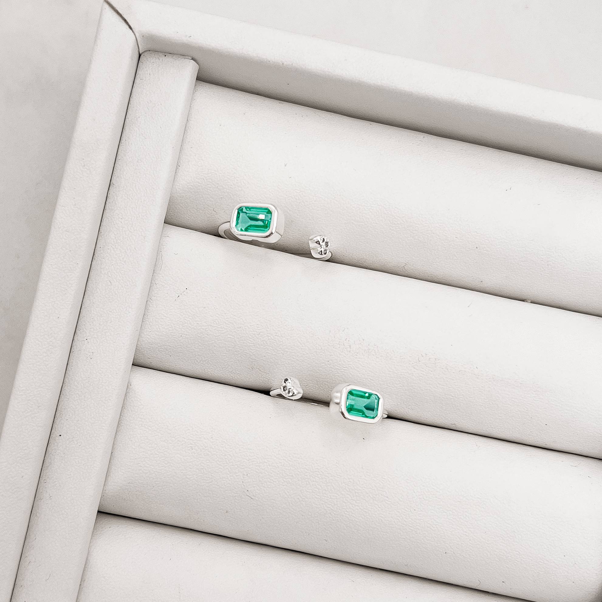 Anel zircônia retangular acqua e coração cravejado regulável P