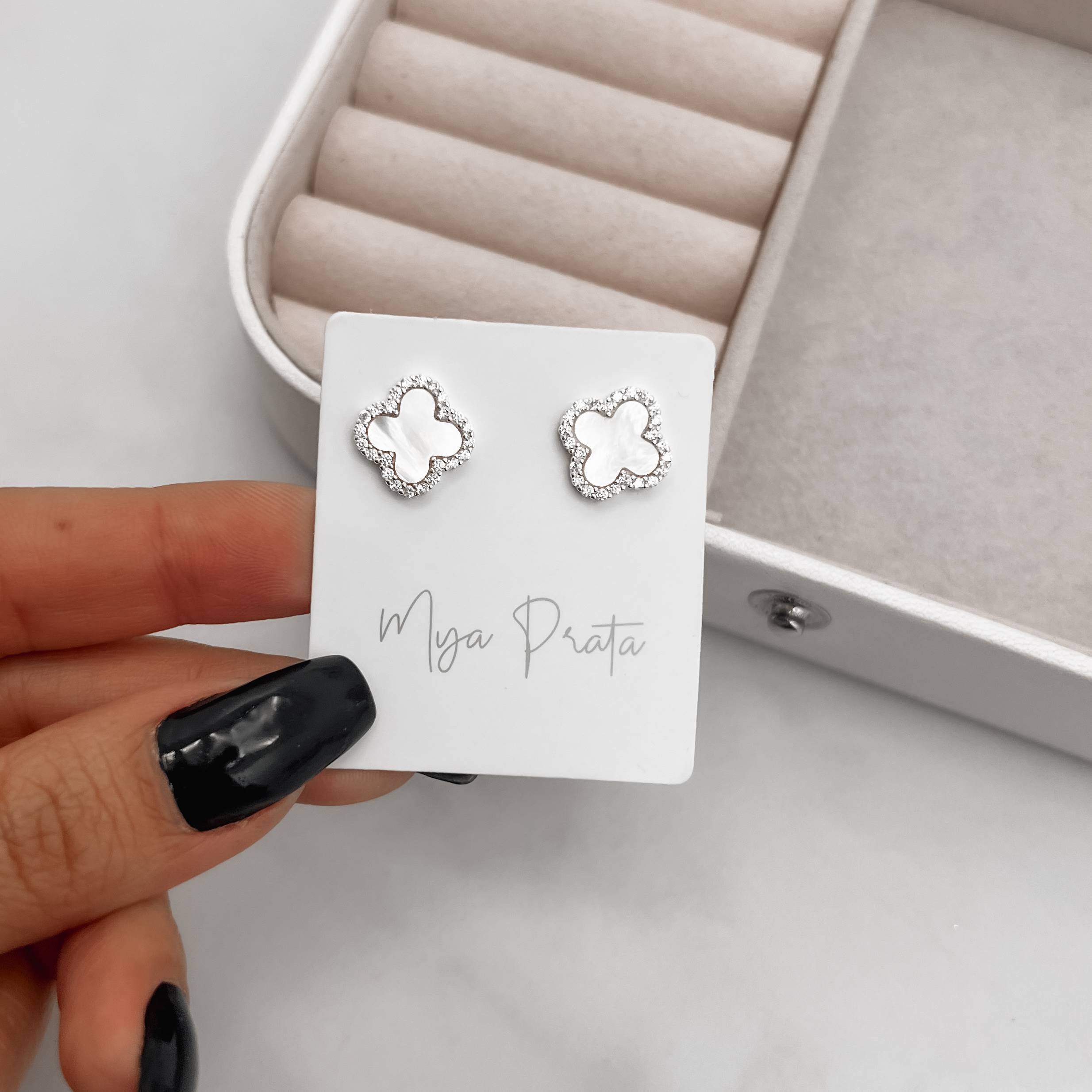 Imagem Secundária Brinco trevo madrepérola com cravejado 12mm