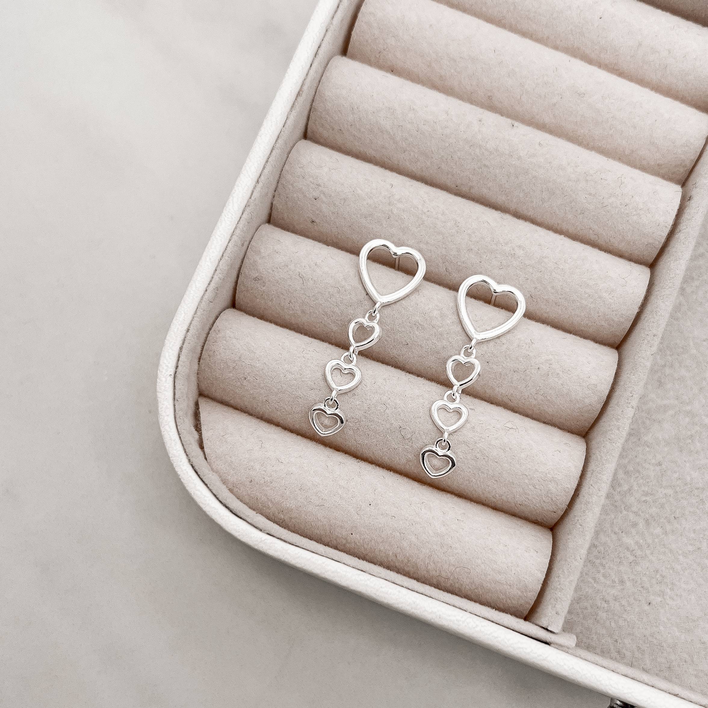 Imagem Secundária Brinco coração vazado 10mm pingente corações