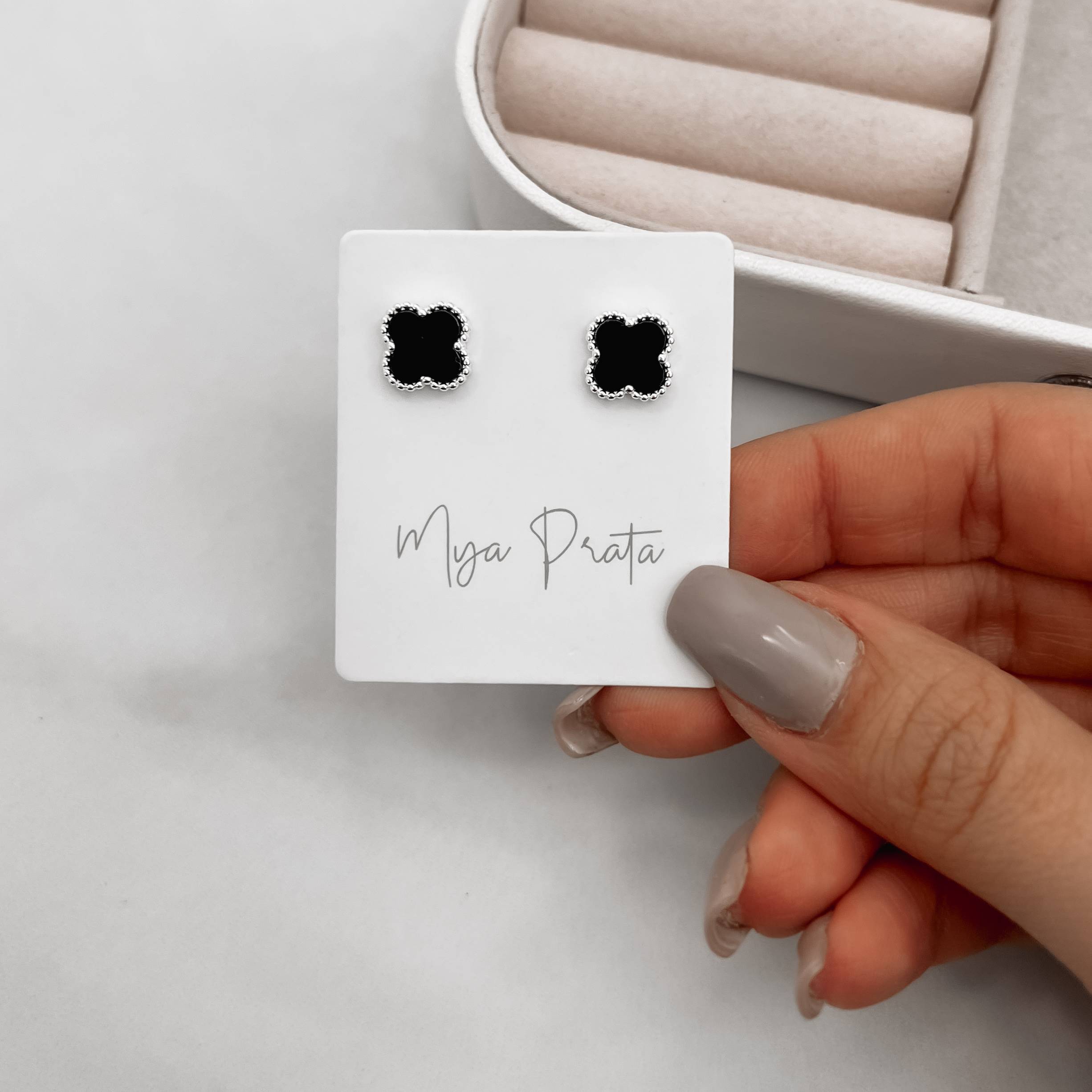 Imagem Brinco trevo pedra ônix com bolinhas 10mm