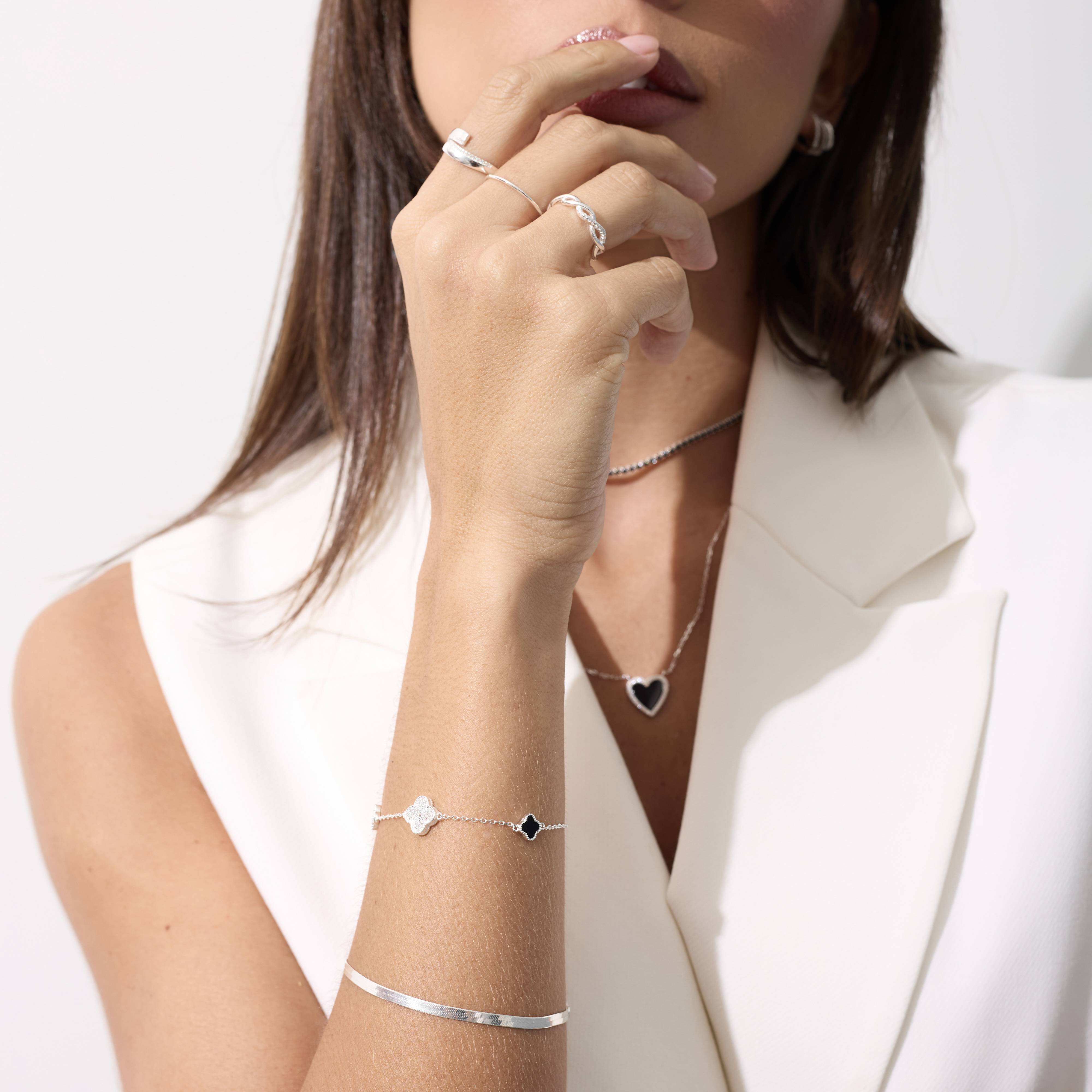 Imagem Secundária Pulseira entremeio trevos ônix 7mm e cravejado 10mm