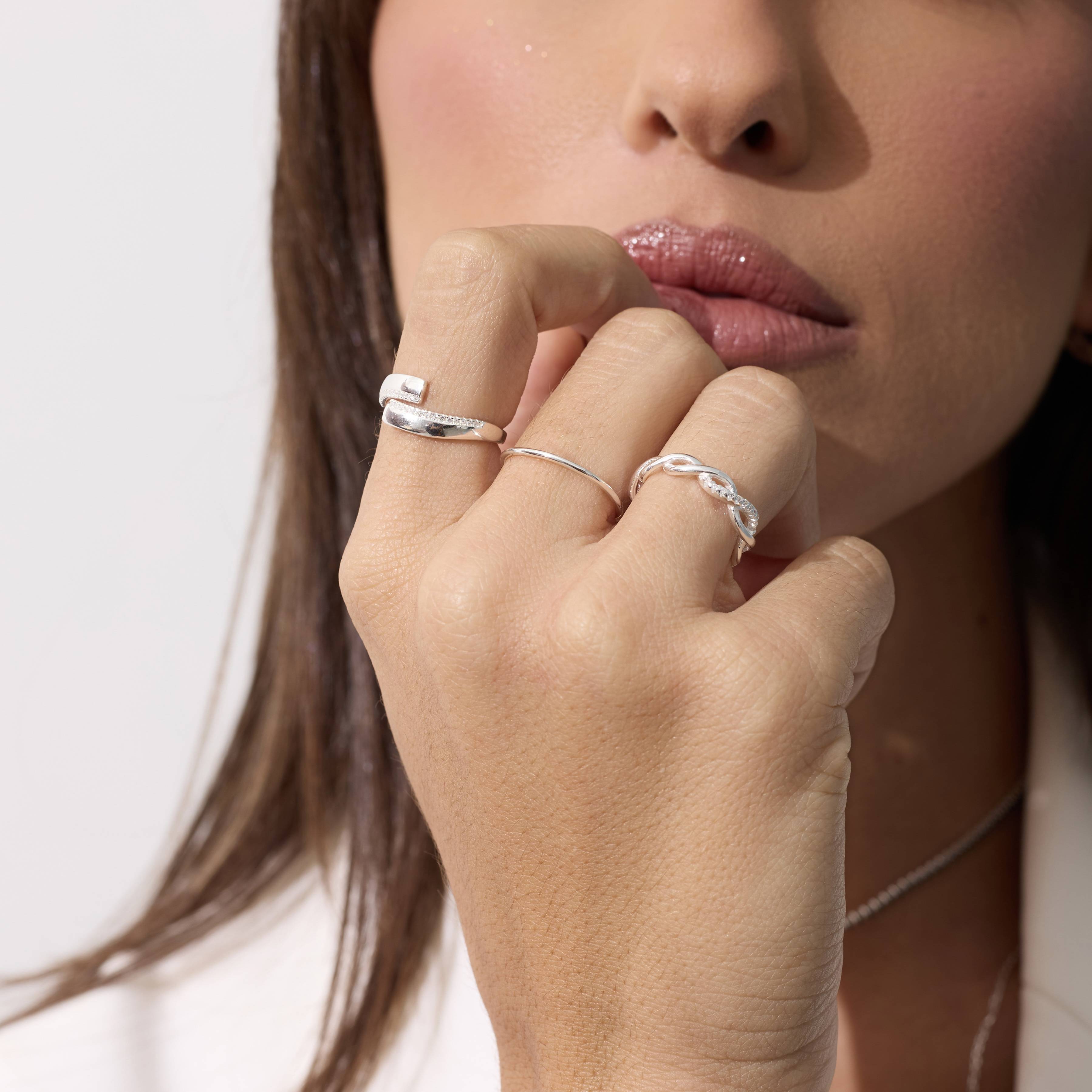 Imagem Secundária Anel trançado com detalhe cravejado