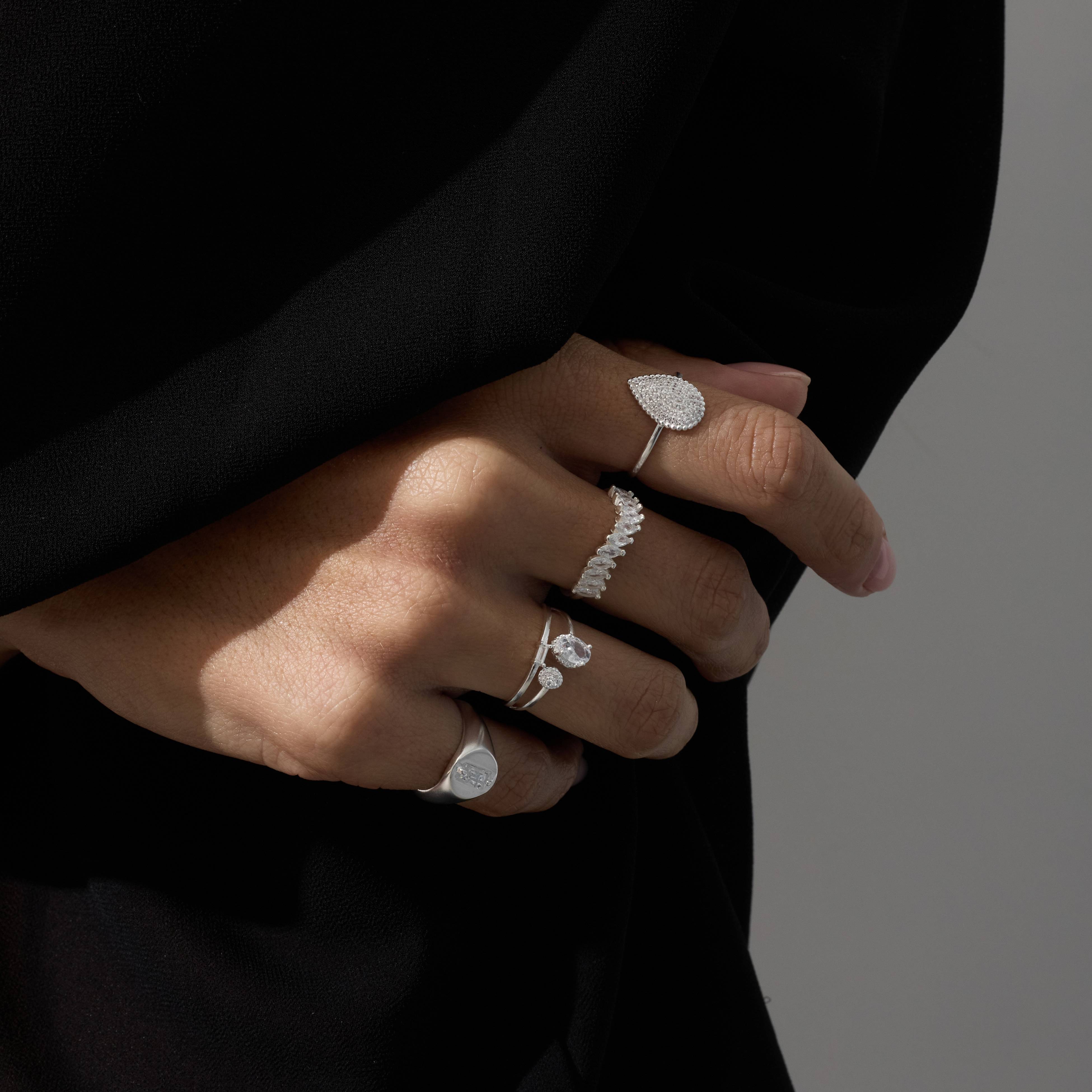 Imagem Secundária Anel oval com zircônia retangular dedinho