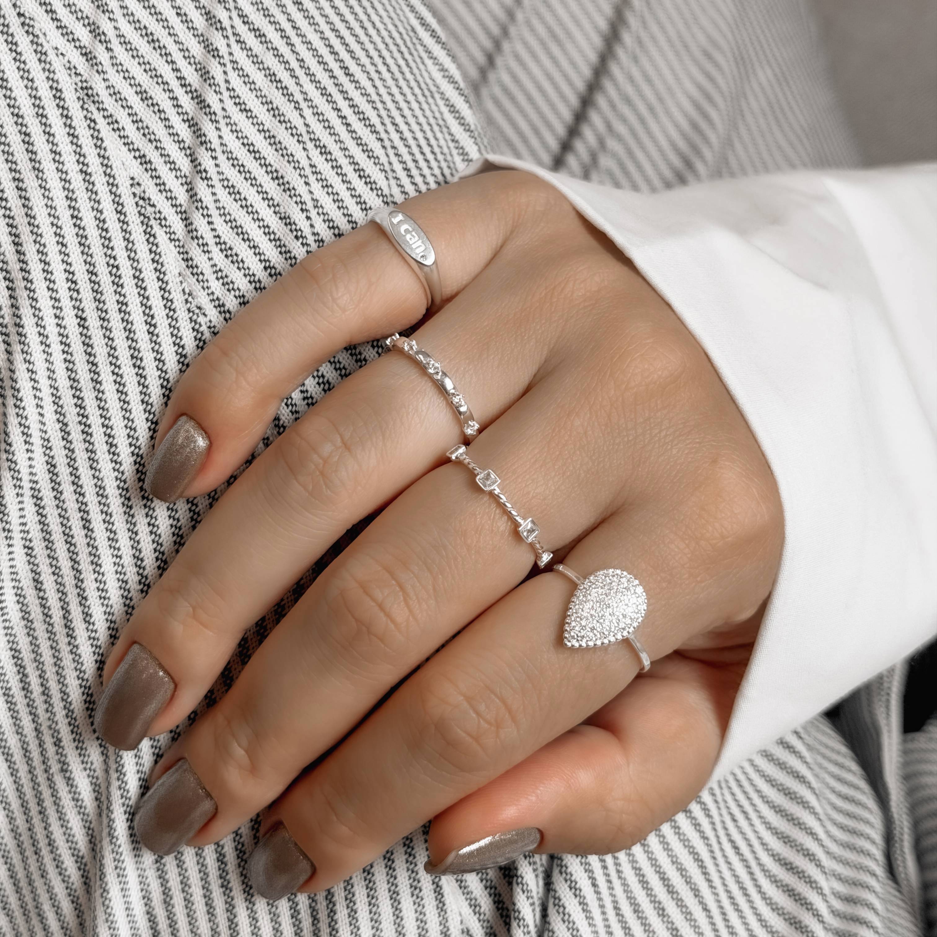 Imagem Secundária Anel torcido com zircônias quadradas