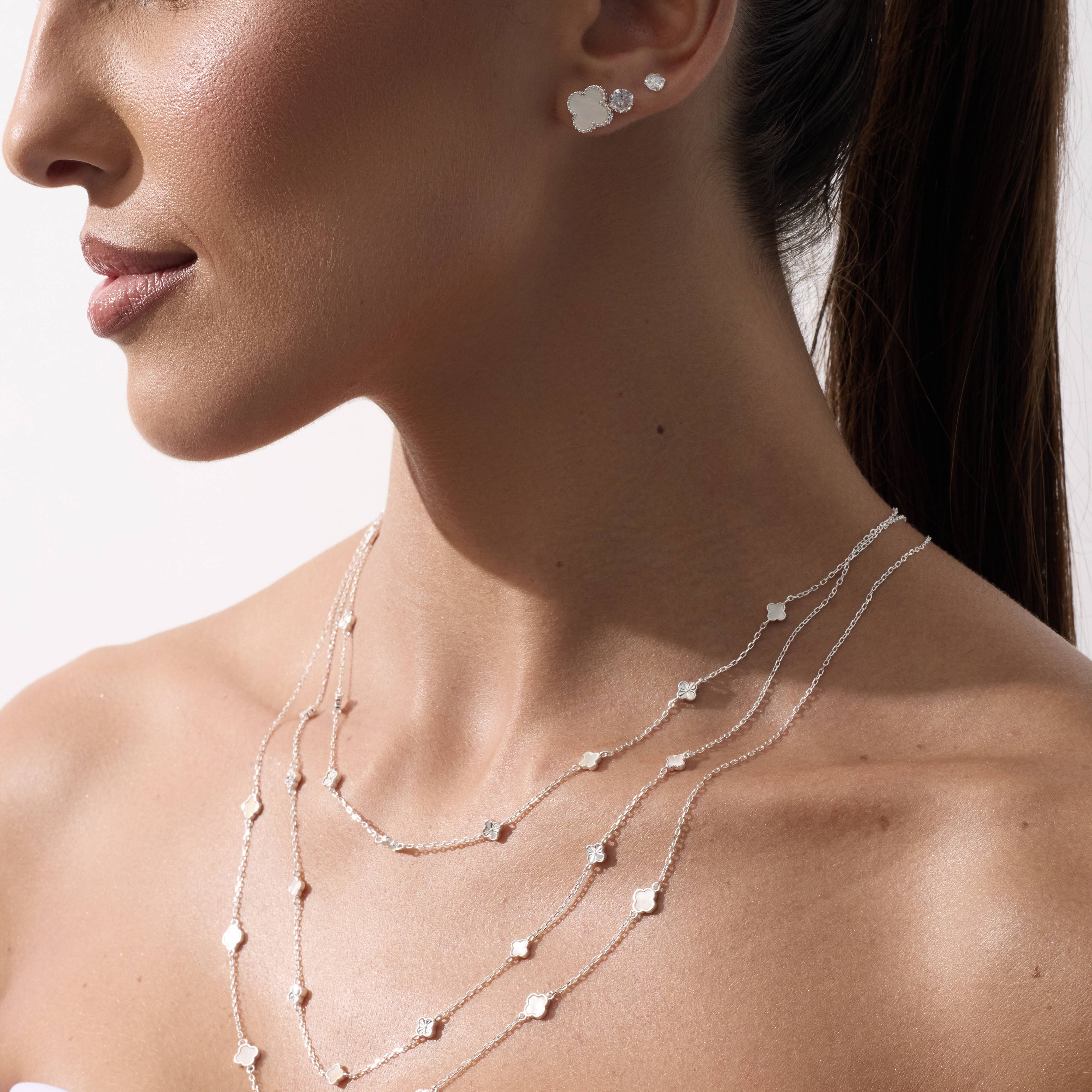 Imagem Secundária Brinco trevo madrepérola com bolinhas 10mm