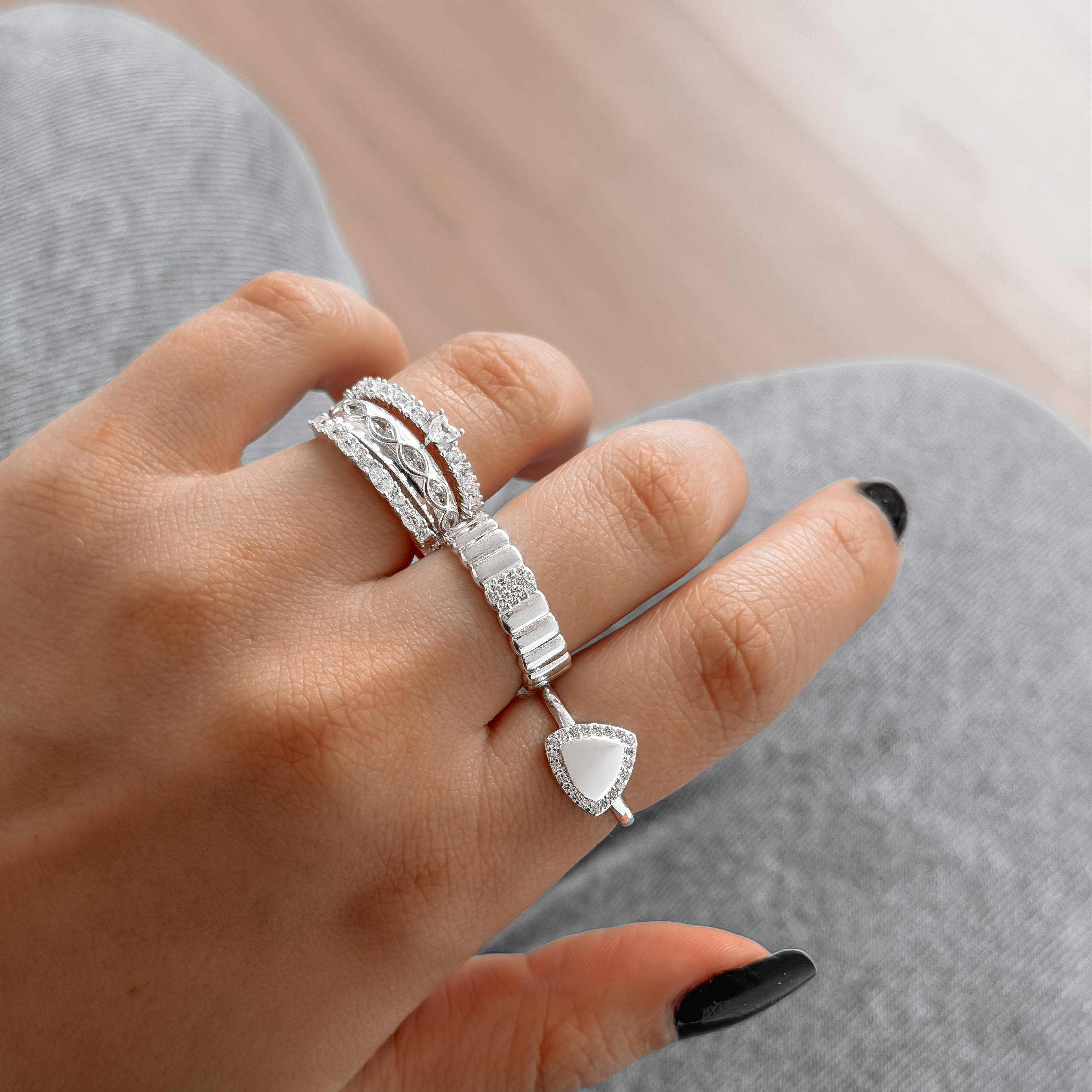 Imagem Secundária Anel triângulo borda cravejada