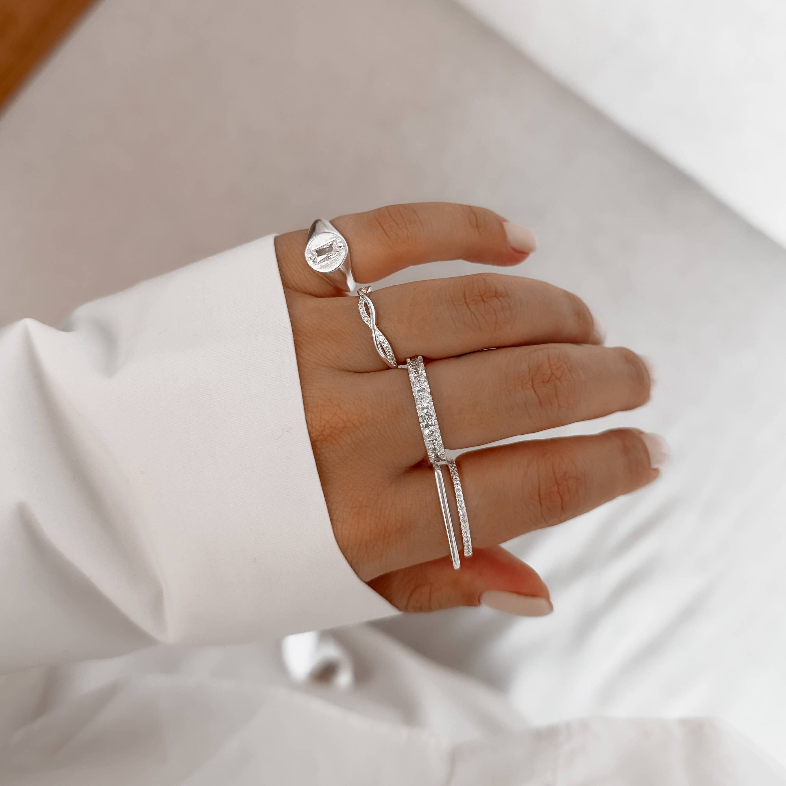 Imagem Secundária Anel oval com zircônia retangular dedinho