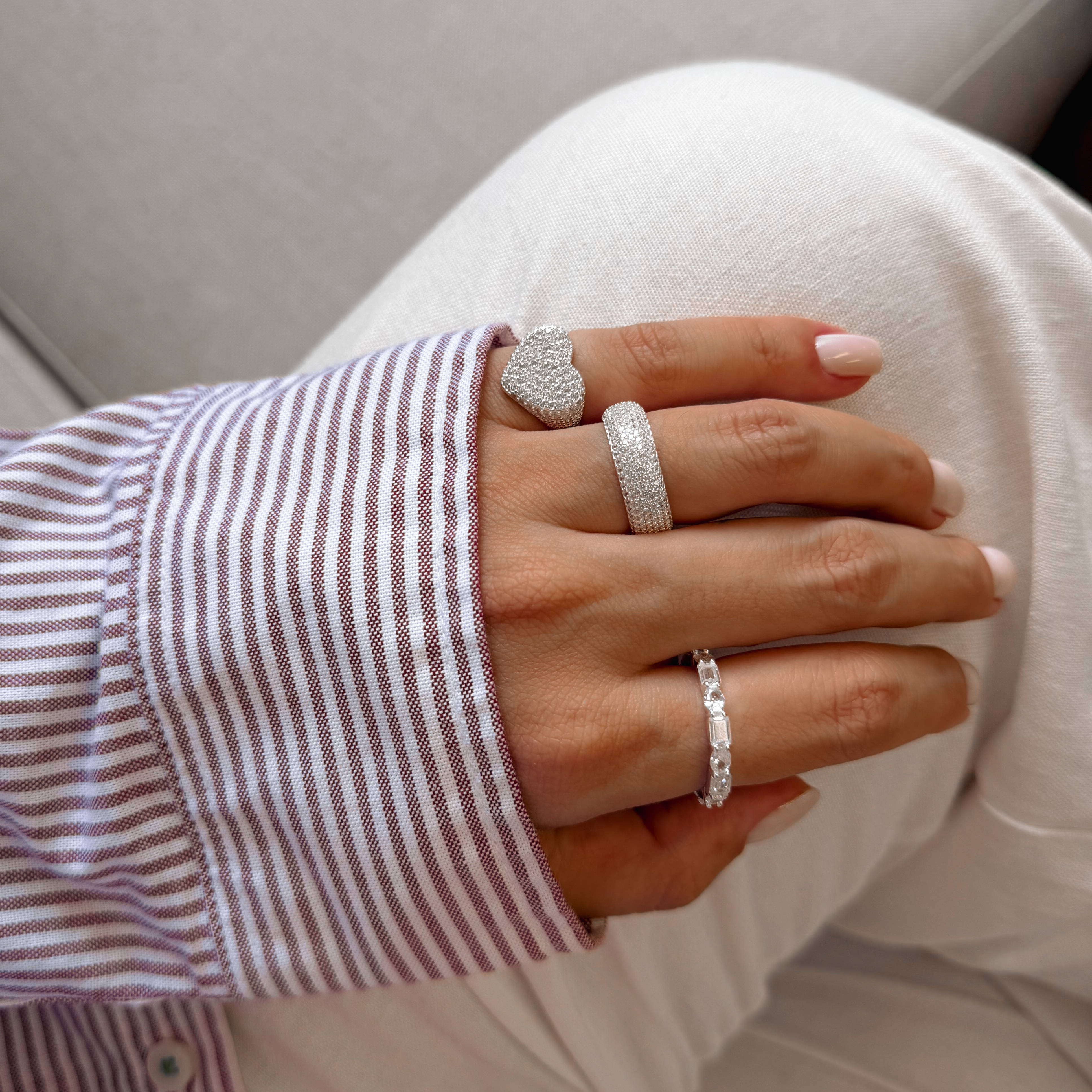 Imagem Secundária Anel largo coração todo cravejado dedinho