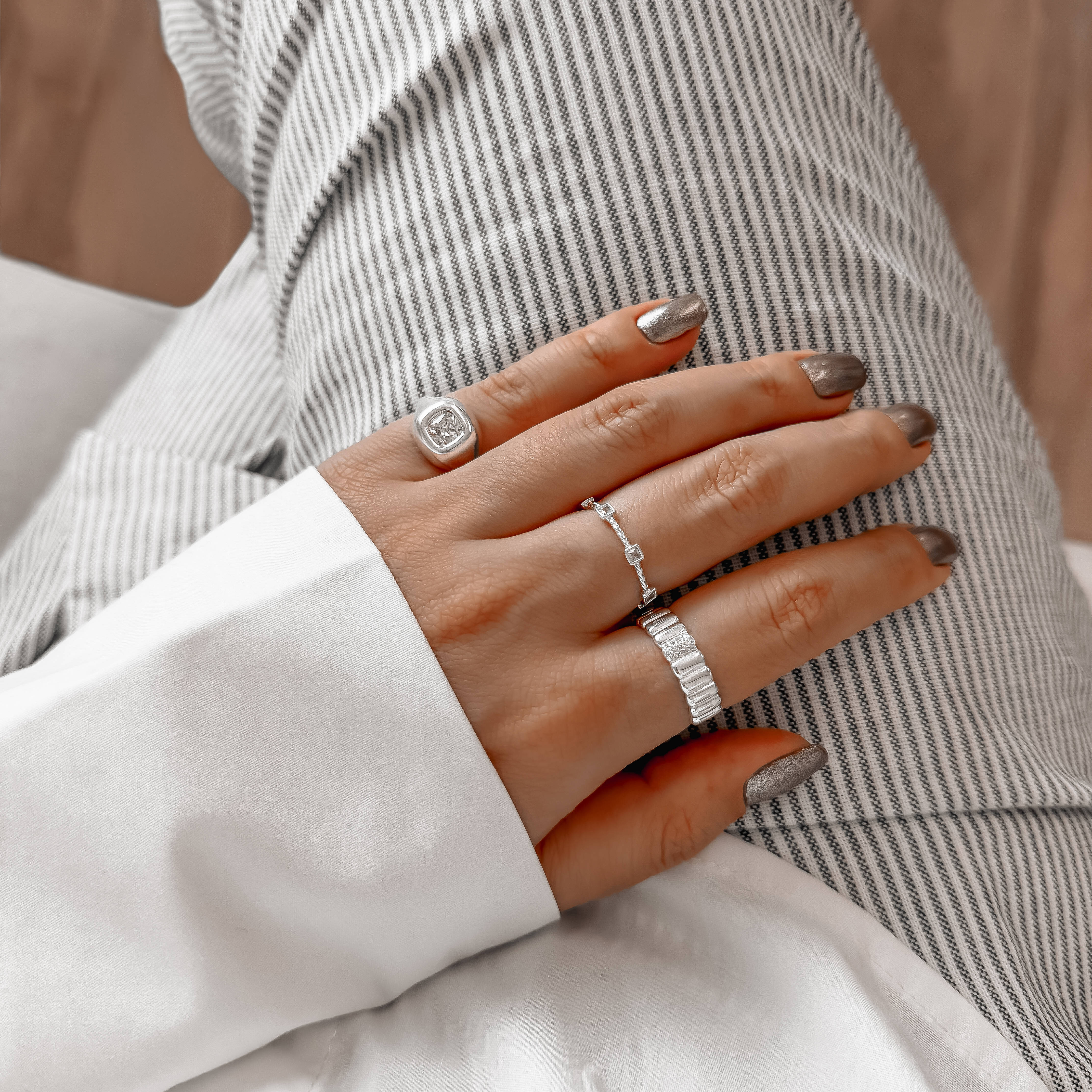 Imagem Secundária Anel largo riscado com detalhe cravejado