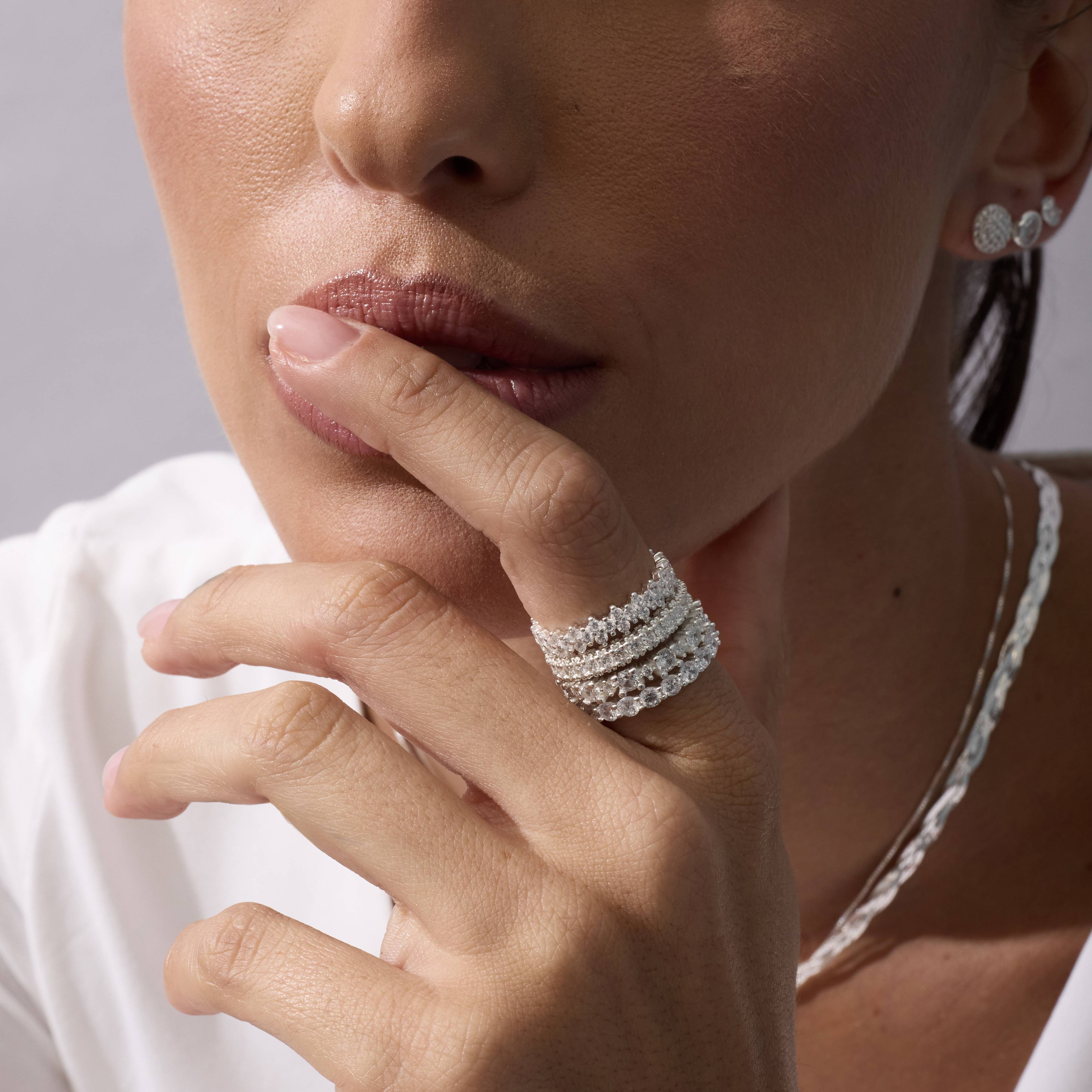 Imagem Secundária Anel cravejado de zircônias redondas