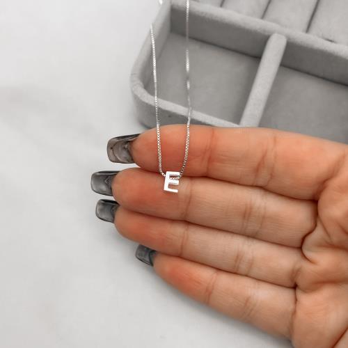 Colar letra E 6mm 45cm