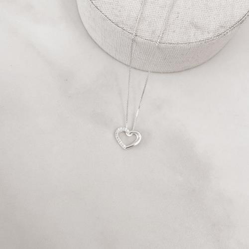 Colar coração vazado metade cravejado lado direito 13mm 45cm