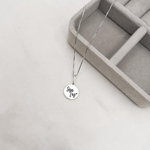 Colar pingente medalha seja luz resina 12mm 45cm