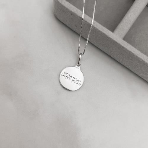 Colar pingente medalha temos nosso próprio tempo 15mm 45cm