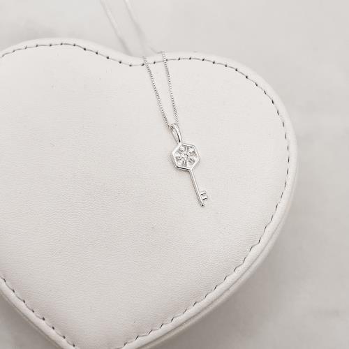 Colar pingente chave detalhe flocos de neve 24mm 45cm