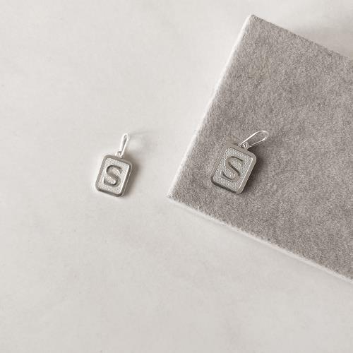 Pingente placa letra S 12mm 