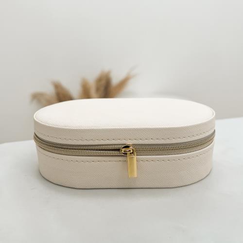 Porta-joias oval off white 14x9x4cm zíper dourado