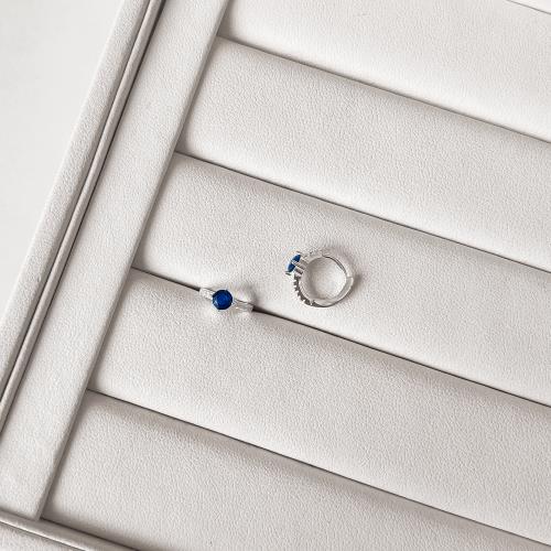 Argola click cravejada 11mm detalhe zircônia redonda azul