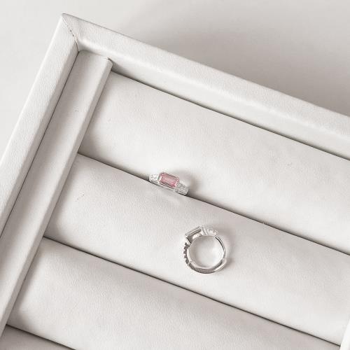 Argola click cravejada 11mm detalhe zircônia retangular rosa