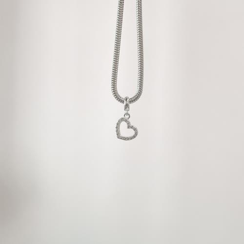 Berloque pingente coração de lado vazado cravejado 11mm