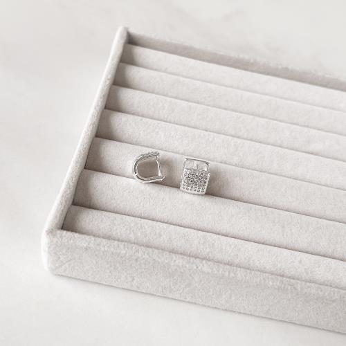 Argola click quadrado cravejado 11mm detalhe vazado