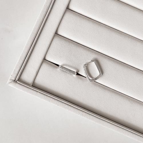 Argola click retangular cravejada 17mm
