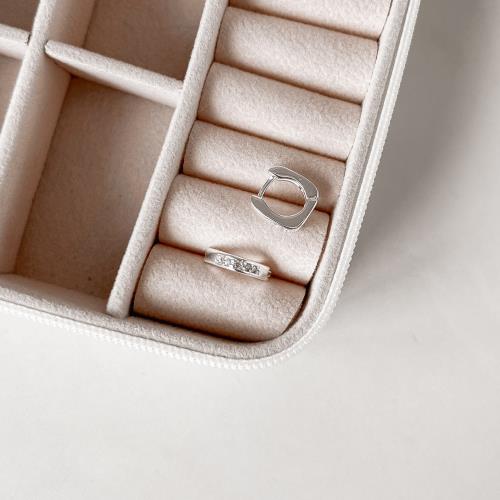 Argola click quadrada cravejada 10mm