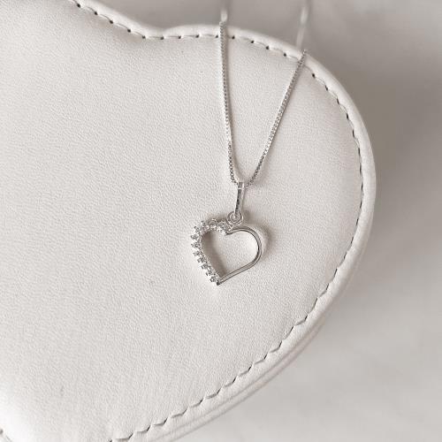 Colar pingente coração vazado metade cravejada 12mm 45cm