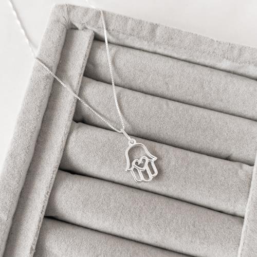 Colar pingente mão detalhe coração 12mm 45cm